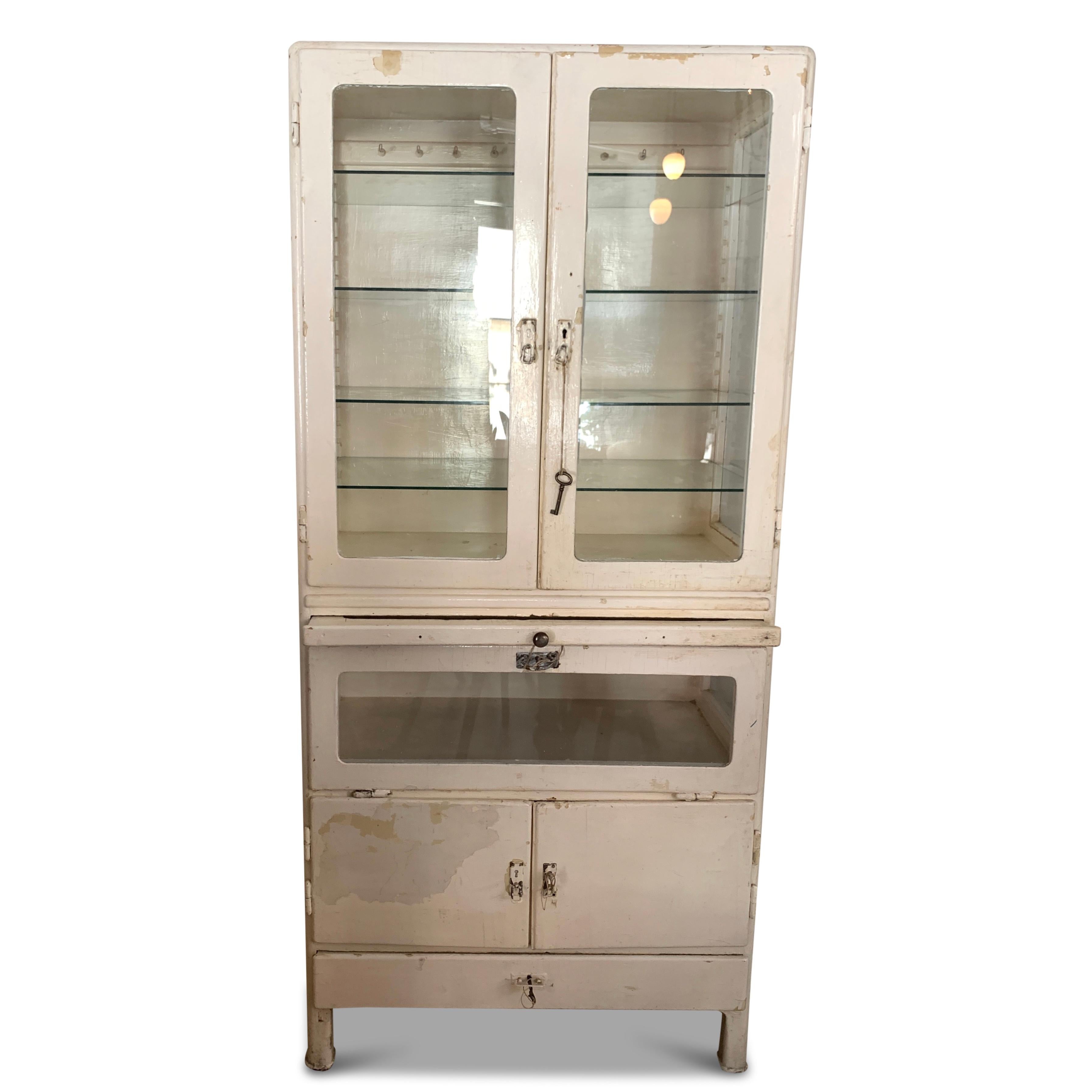 Une belle armoire à pharmacie en bois et en verre avec des étagères en verre réglables.
Livré avec la clé métallique d'origine.