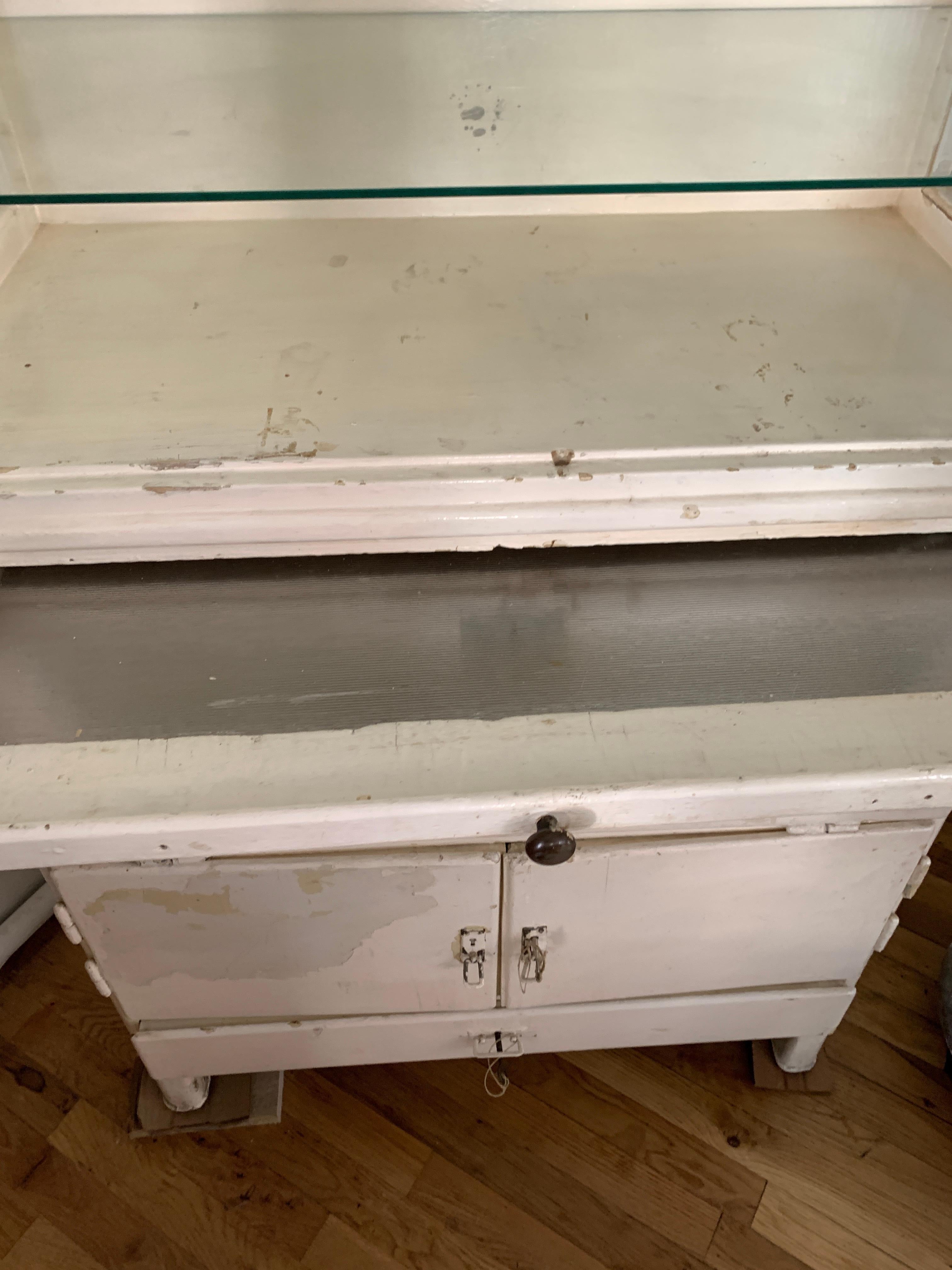 Vintage French Medicine Cabinet In Good Condition For Sale In Los Angeles, CA