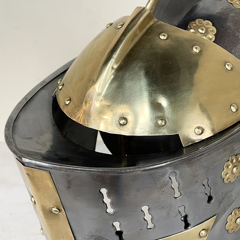 Französisches mittelalterliches Ritter Helm aus Messing im Vintage-Stil im Angebot 4