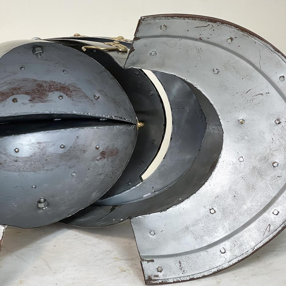 Französisches mittelalterliches Ritter Helm aus Messing im Vintage-Stil im Angebot 11