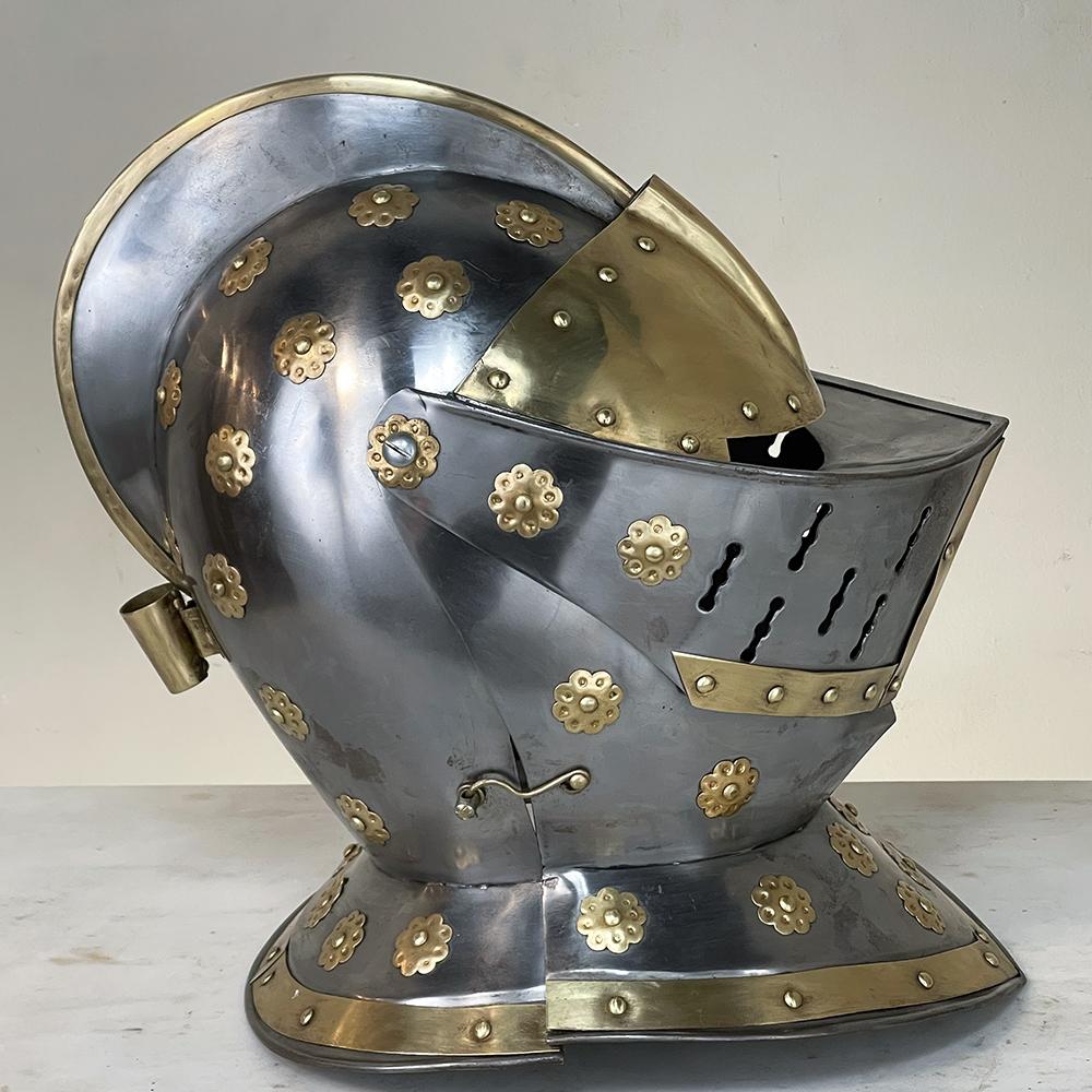 Französisches mittelalterliches Ritter Helm aus Messing im Vintage-Stil (Mittelalterlich) im Angebot