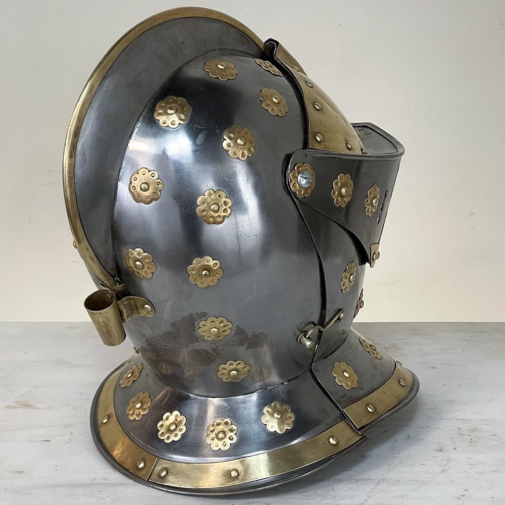 Französisches mittelalterliches Ritter Helm aus Messing im Vintage-Stil (Handgefertigt) im Angebot