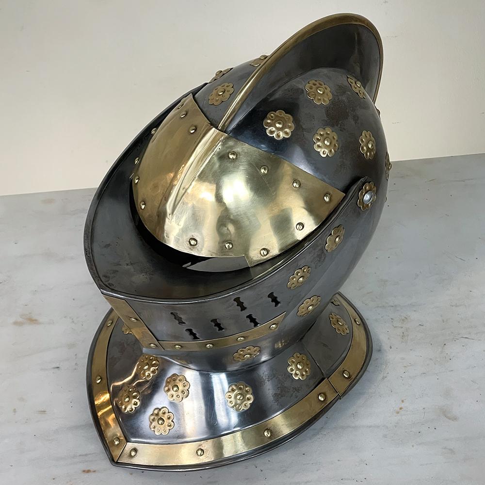 Französisches mittelalterliches Ritter Helm aus Messing im Vintage-Stil im Angebot 1