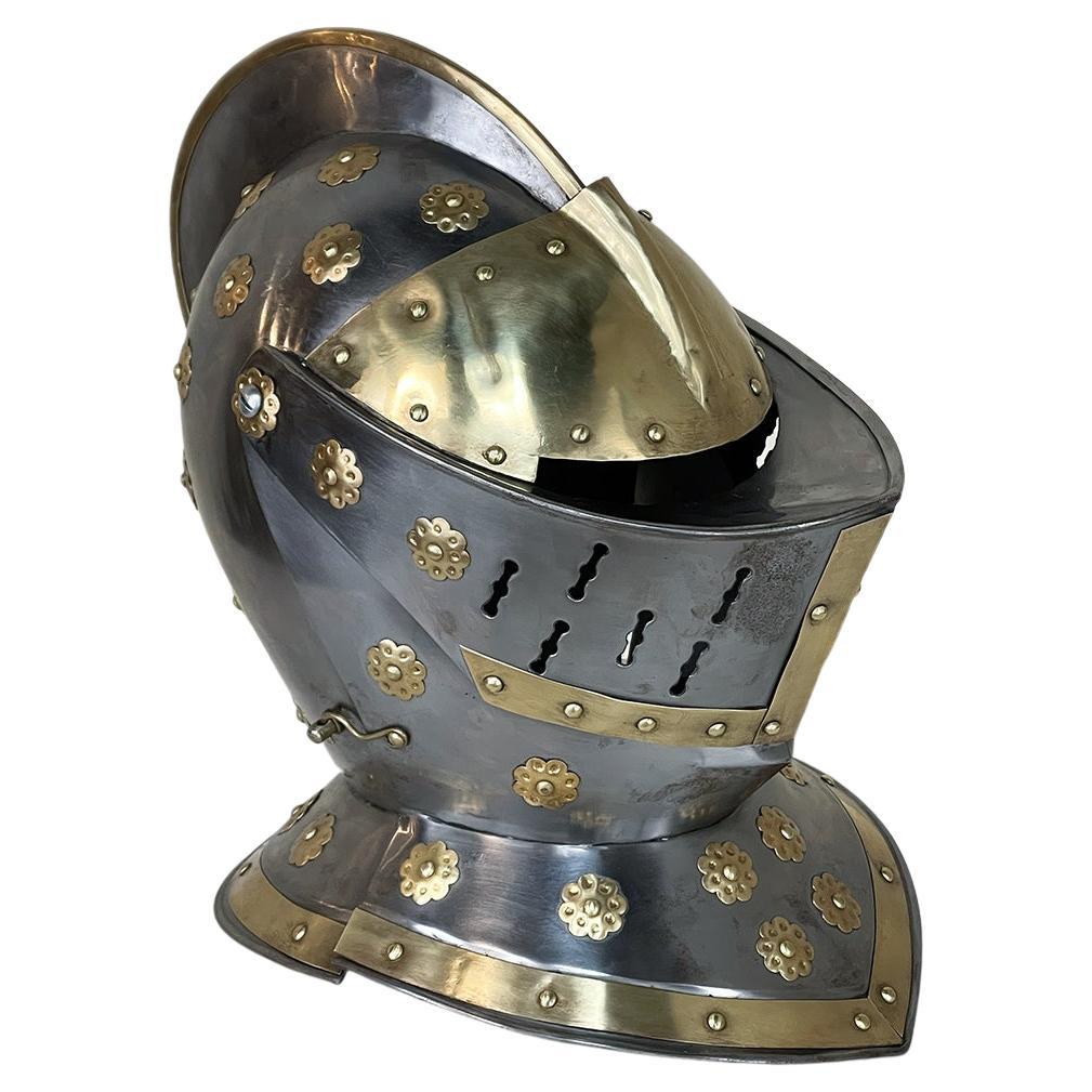 Französisches mittelalterliches Ritter Helm aus Messing im Vintage-Stil