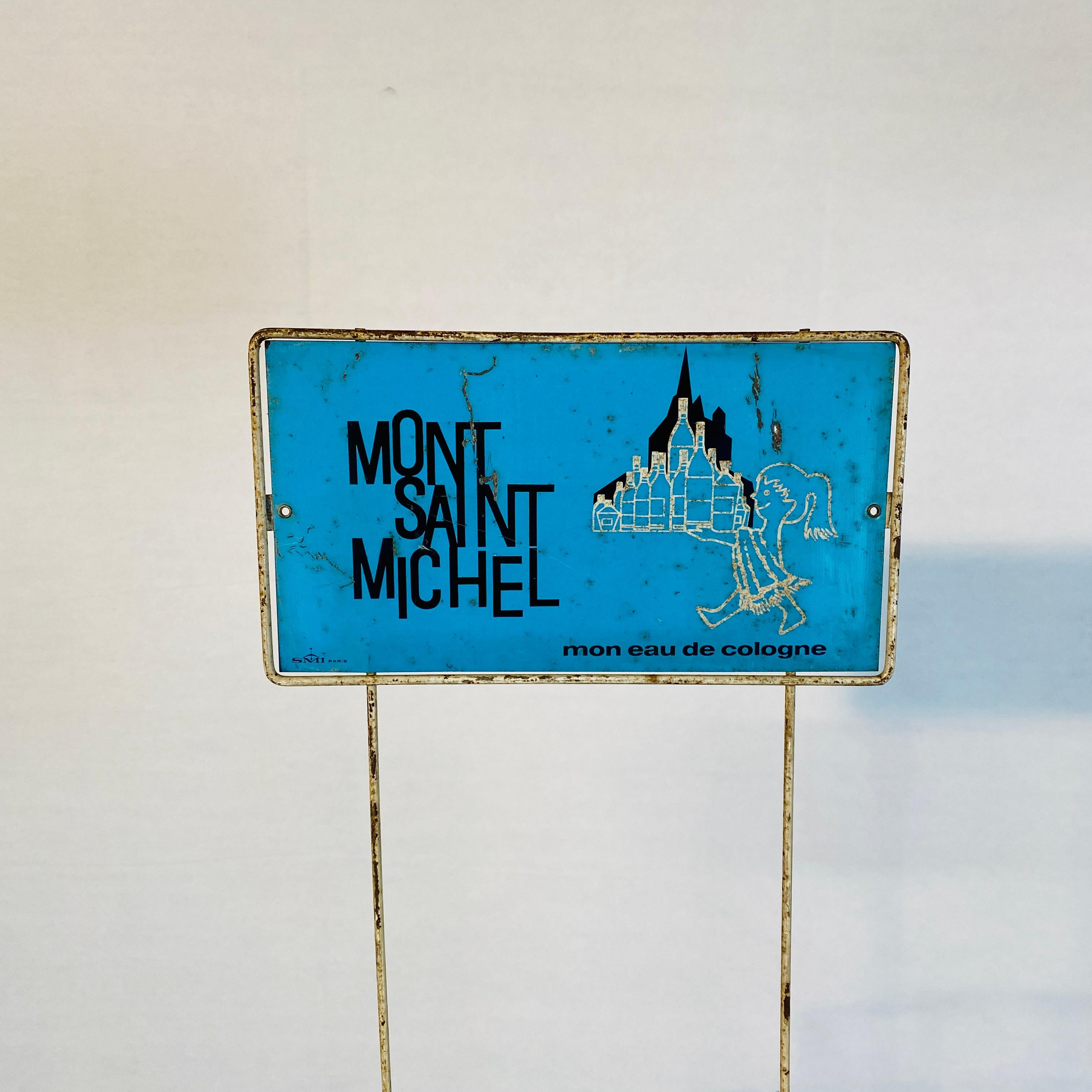 Hübscher französischer Verkaufsständer im Vintage-Stil, ca. 1970er Jahre.

Der Ständer war früher ein Parfümständer von Mont Saint Michel in Frankreich, mit 6 Etagen, aber jetzt würde er mehrere Verwendungsmöglichkeiten im Haushalt haben.

Der