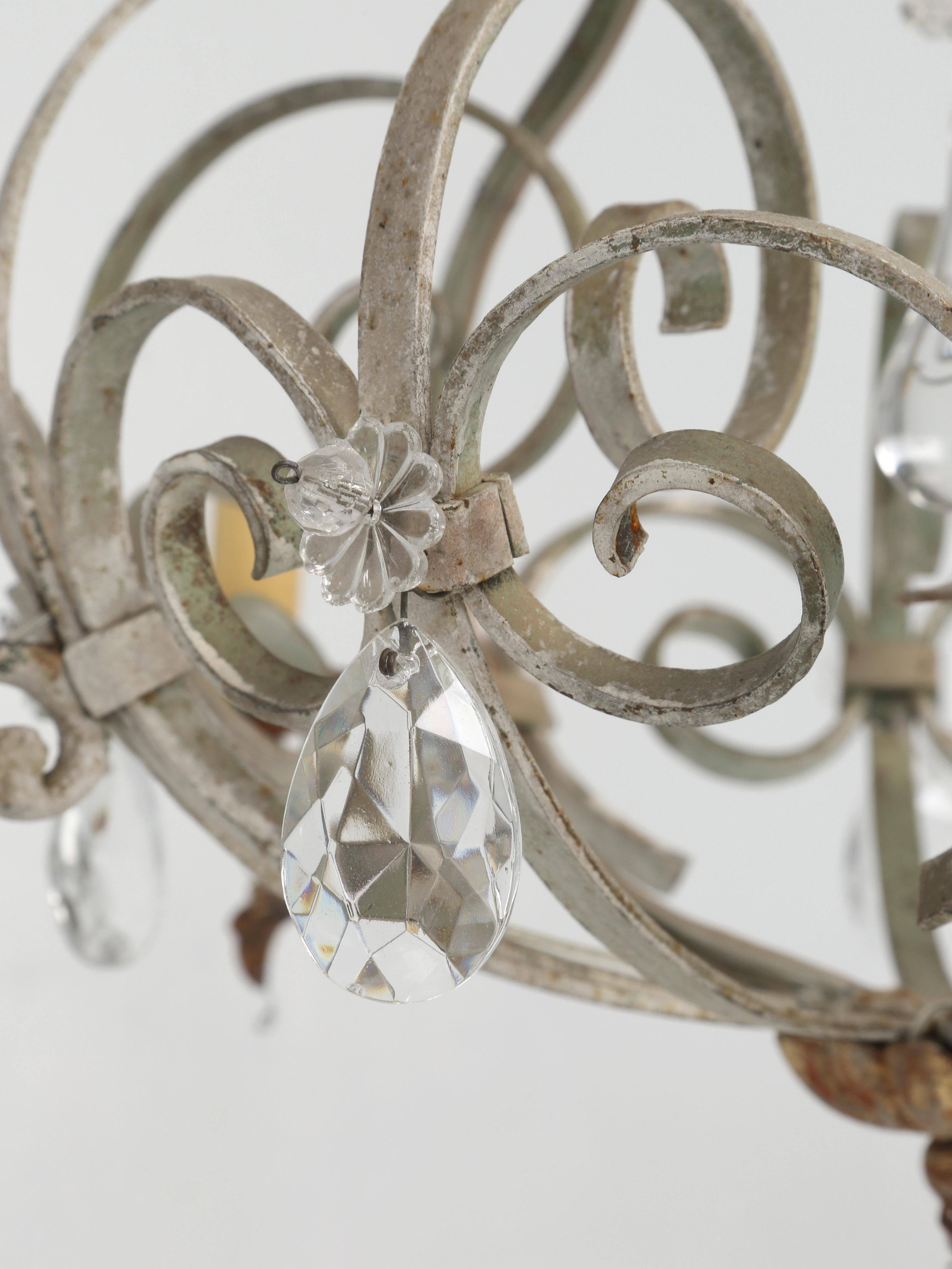 Lustre français vintage à 5 lumières en métal et cristal avec très belle patine en vente 6