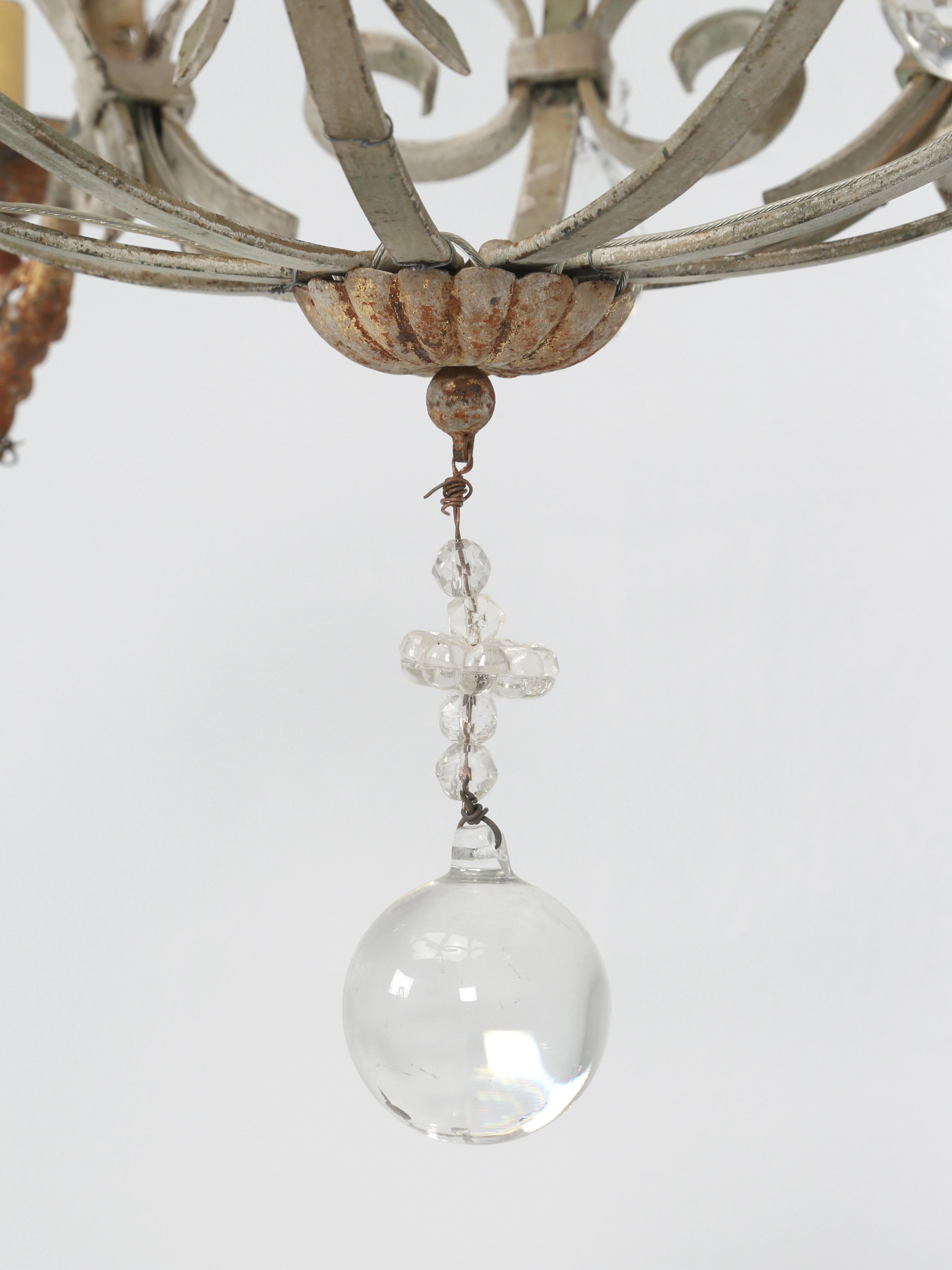 Französischer 5-Licht-Kronleuchter aus Metall und Kristall mit sehr schöner Patina, Vintage im Angebot 10