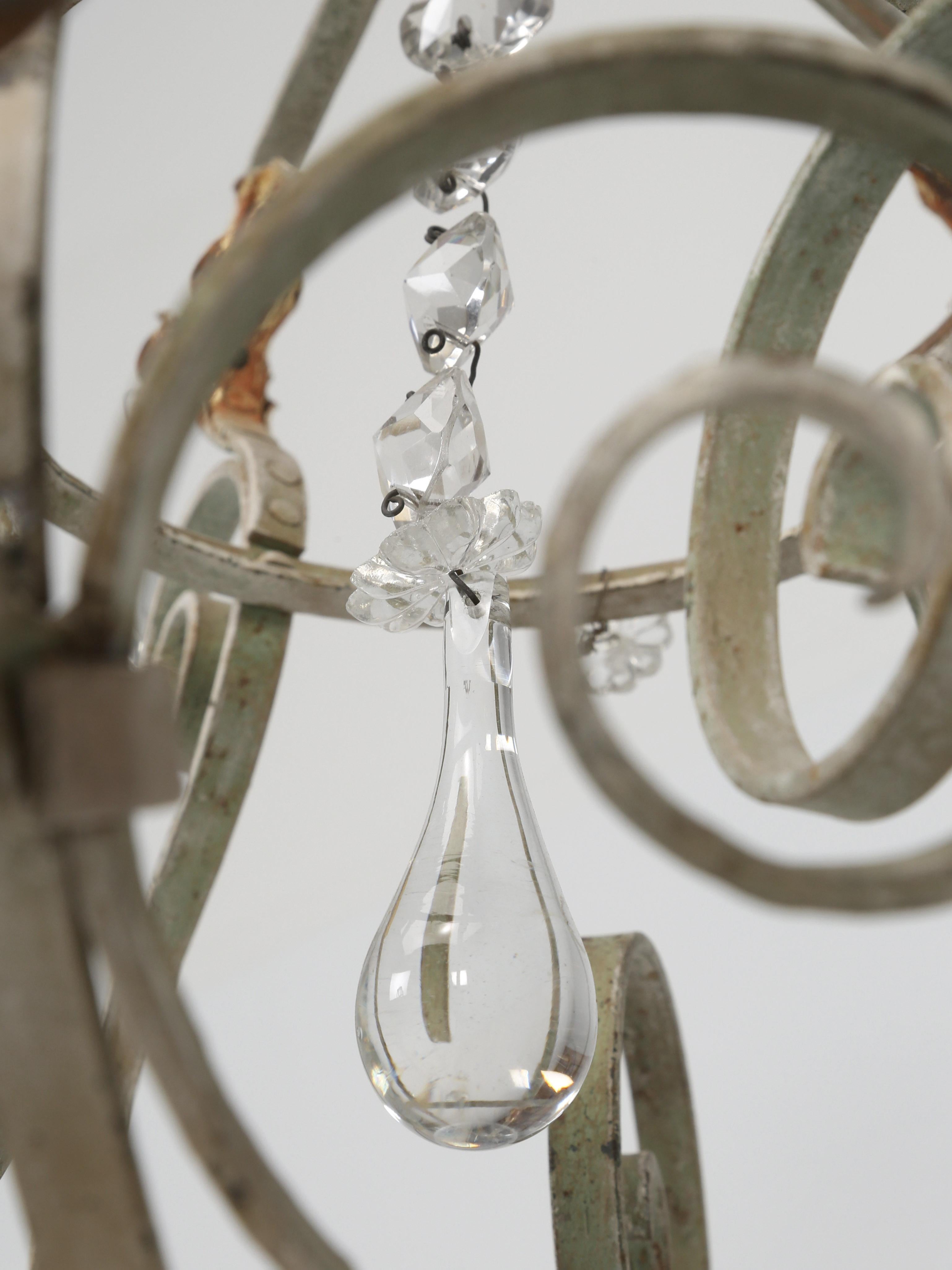 Lustre français vintage à 5 lumières en métal et cristal avec très belle patine en vente 2