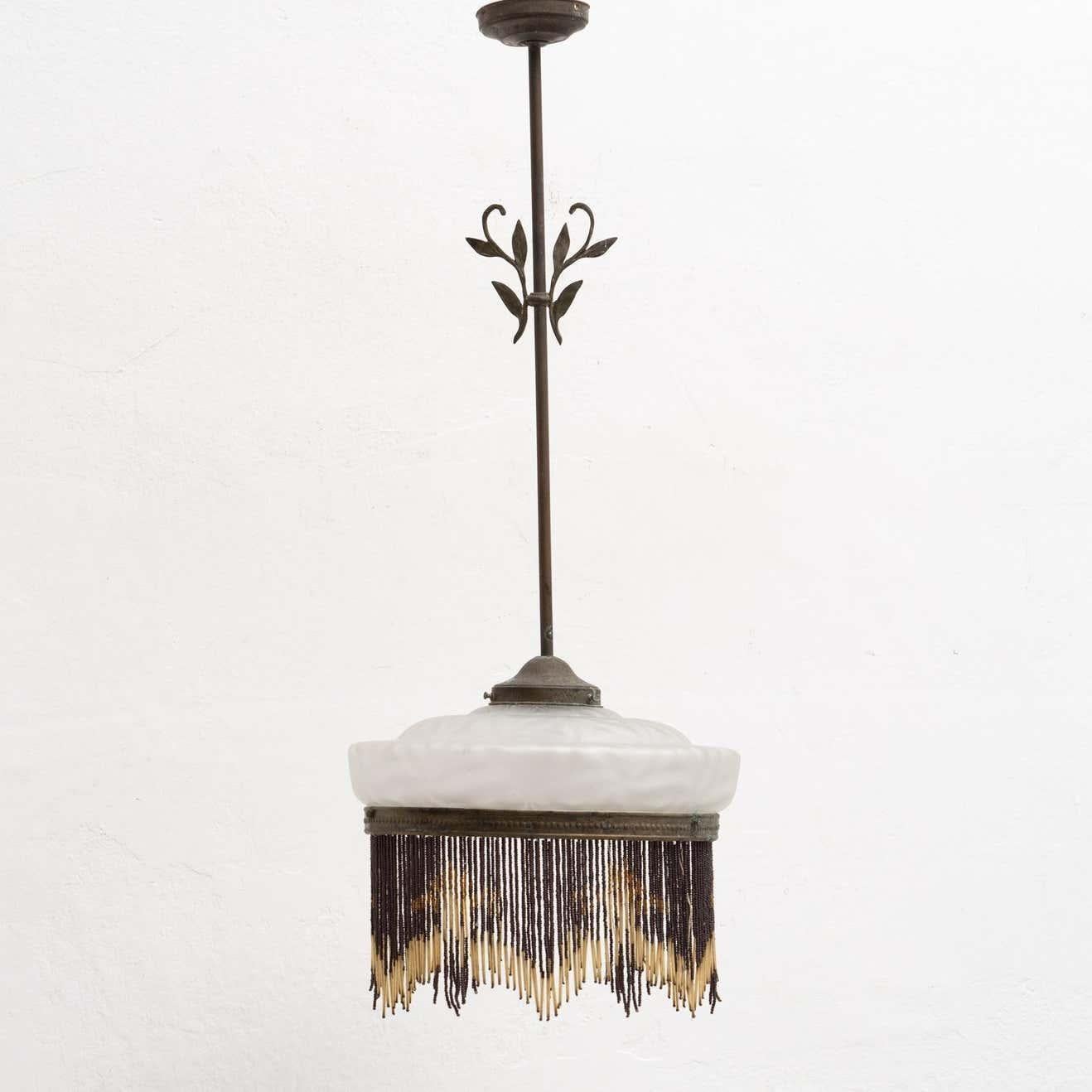 Lampada a sospensione Art Deco francese vintage in metallo e vetro.    Di produttore ignoto proveniente dalla Francia, circa 1930.    In condizioni originali, con lievi usure dovute all'età e all'uso, che conservano una bella patina.    Materiali: 
