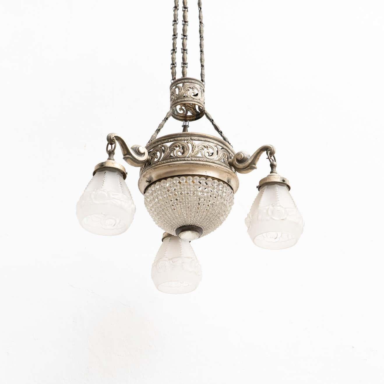Lampe à suspension Art Déco française en métal et verre.

Par un fabricant inconnu de France, vers 1930.

En état d'origine, avec une usure mineure conforme à l'âge et à l'utilisation, préservant une belle patine.

Matériaux :
Verre
Métal.
 