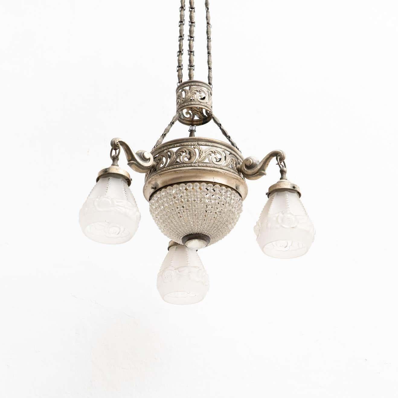 French vintage metal and glass Art Deco hanging lamp.

By unknown manufacturer from France, circa 1930.

In original condition, with minor wear consistent with age and use, preserving a beautiful patina.

Materials:
Glass
Metal.
 
Electrification