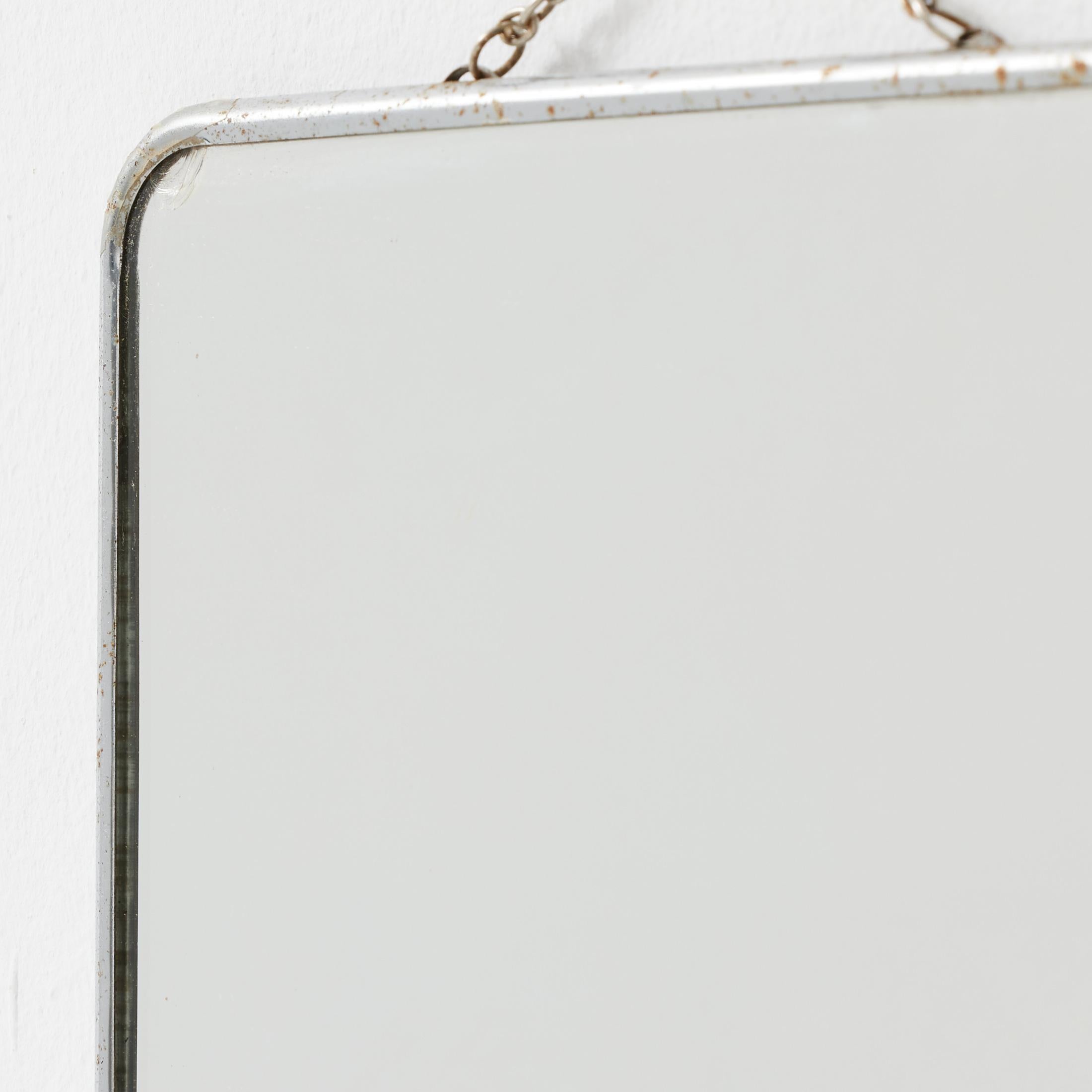 Miroir français vintage encadré de métal avec coins arrondis et chaîne, années 1940 en vente 3