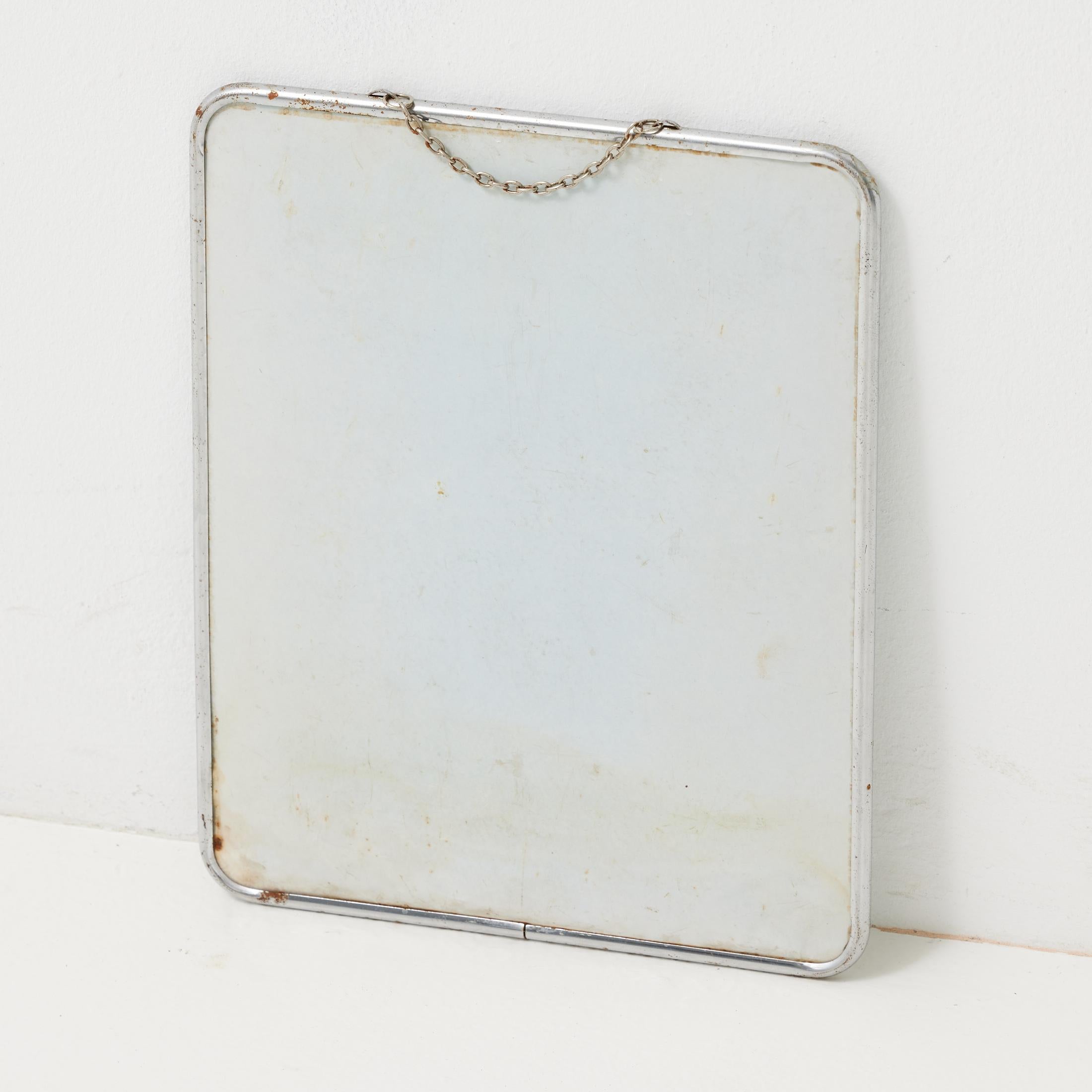 Miroir français vintage encadré de métal avec coins arrondis et chaîne, années 1940 en vente 4