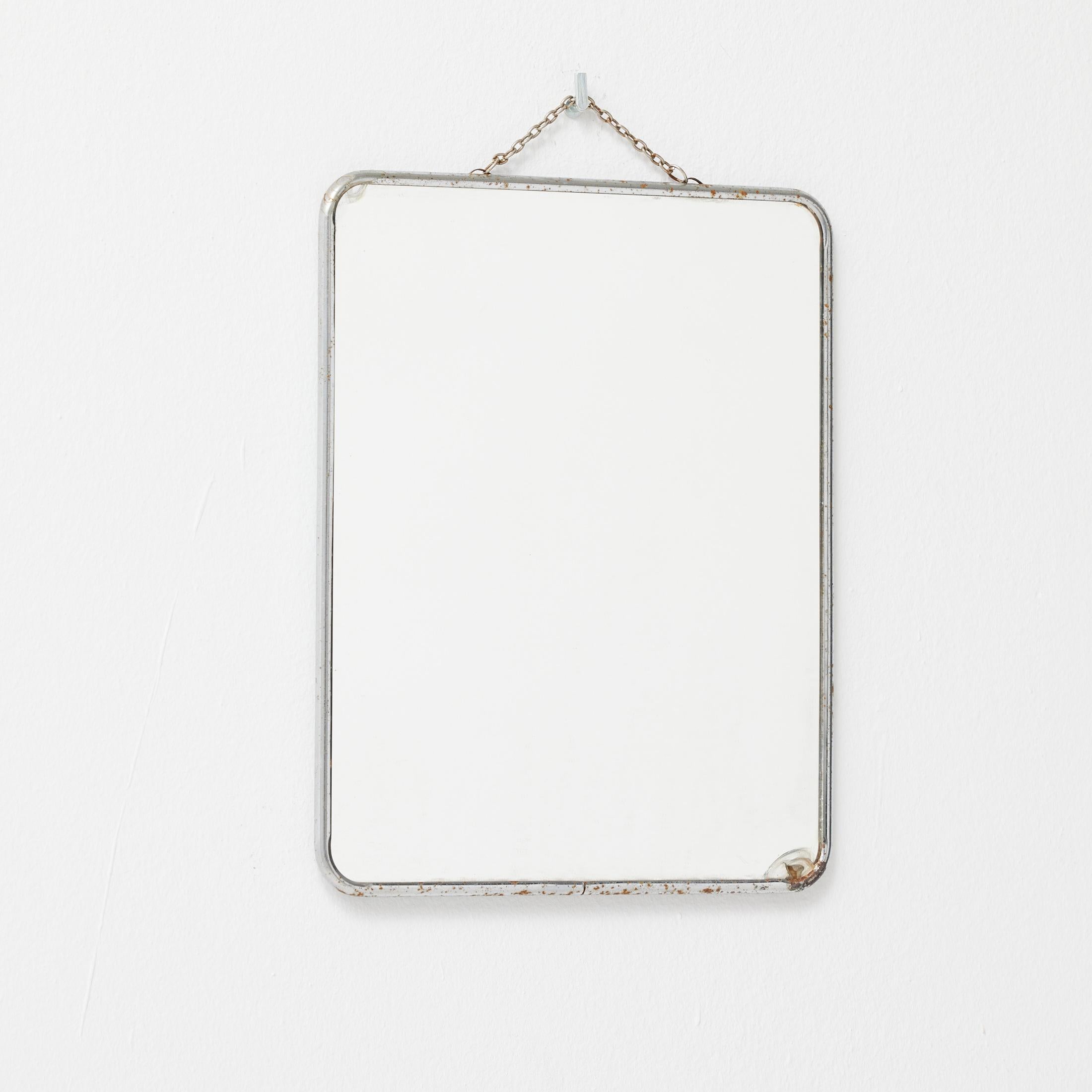 Mid-Century Modern Miroir français vintage encadré de métal avec coins arrondis et chaîne, années 1940 en vente