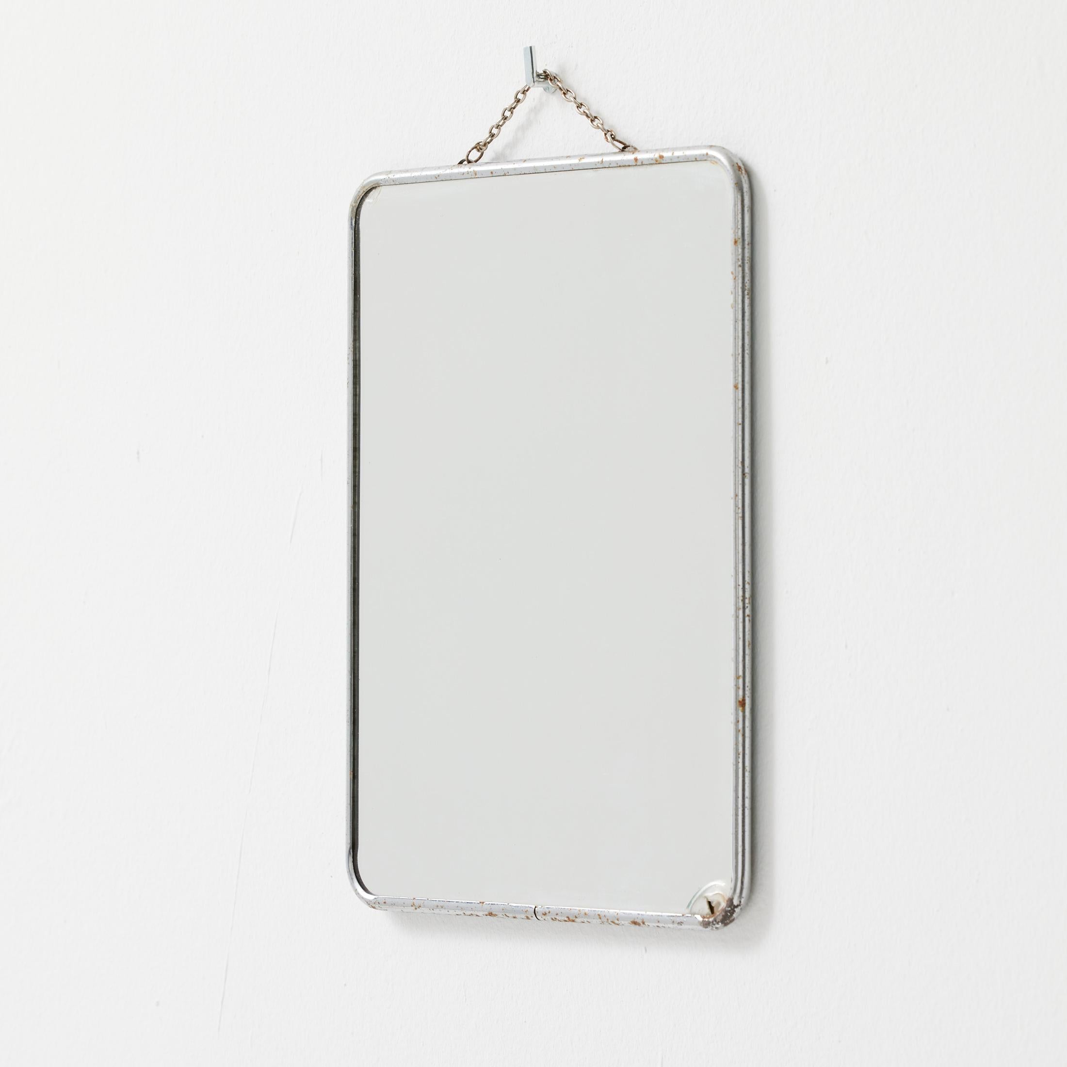 Miroir français vintage encadré de métal avec coins arrondis et chaîne, années 1940 en vente 1