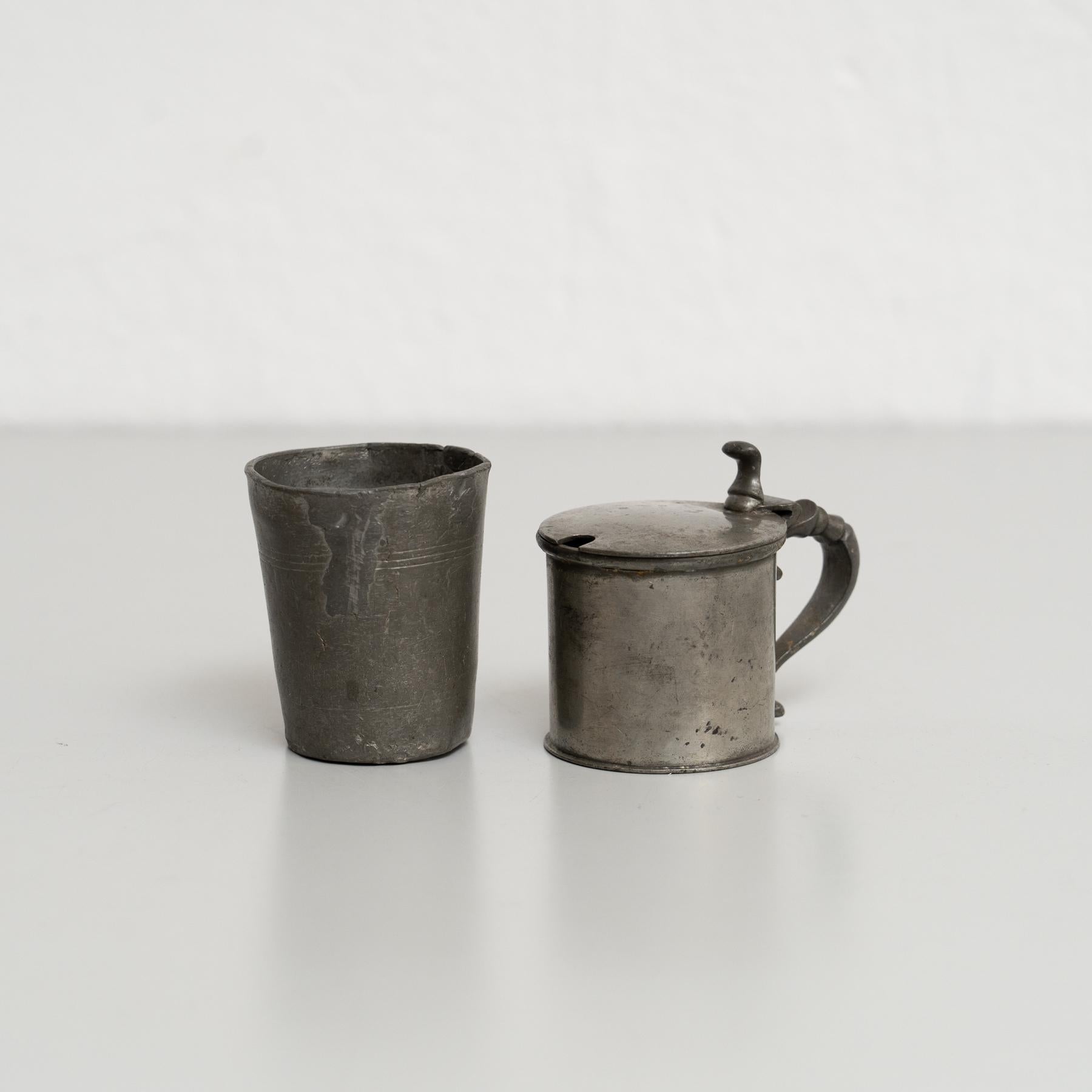 Este juego vintage de vaso y taza de metal, fabricado en Francia hacia 1940, es un maravilloso ejemplo de la artesanía de principios del siglo XX. Diseñado para un uso diario práctico, este conjunto combina funcionalidad con una elegancia discreta.