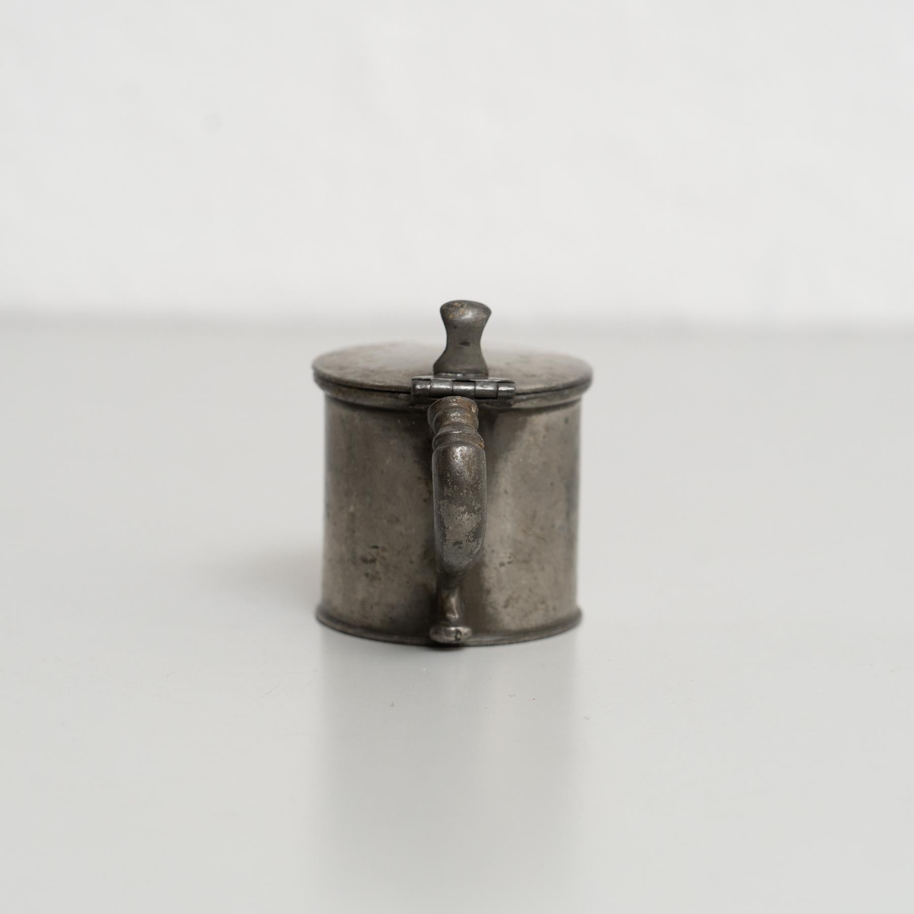 Juego francés vintage de vaso y taza de metal - Circa 1940 en Bueno Estado en Barcelona, ES