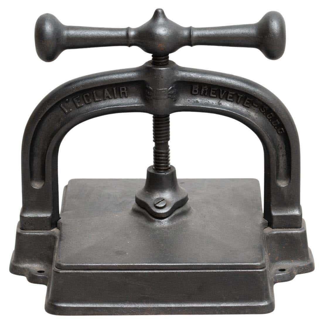 Strumento vintage rustico rotante in metallo per la stampa della carta.    Di produttore sconosciuto, Francia, circa 1900.    In condizioni originali, con lievi usure dovute all'età e all'uso, che conservano una bella patina.    Materiali:  Metallo.