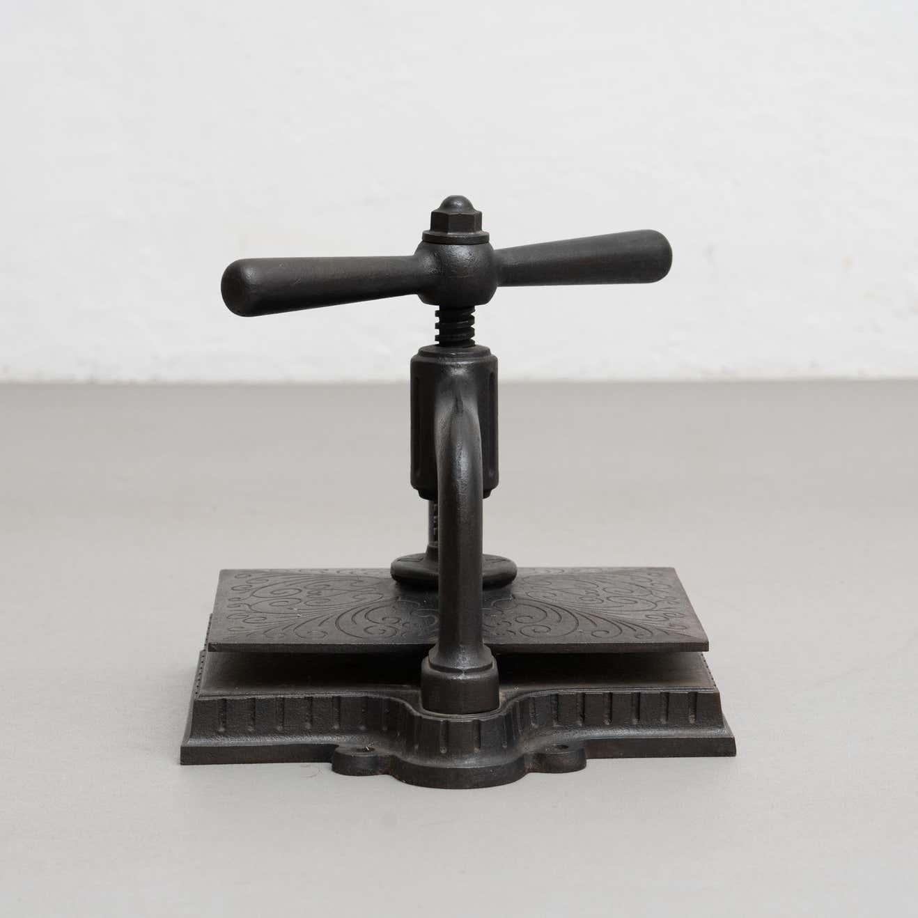 Outil rustique de presse à papier rotative en métal.

Fabricant inconnu, France, vers 1930.

En état d'origine, avec une usure mineure conforme à l'âge et à l'utilisation, préservant une belle patine.

Matériaux :
Métal.


