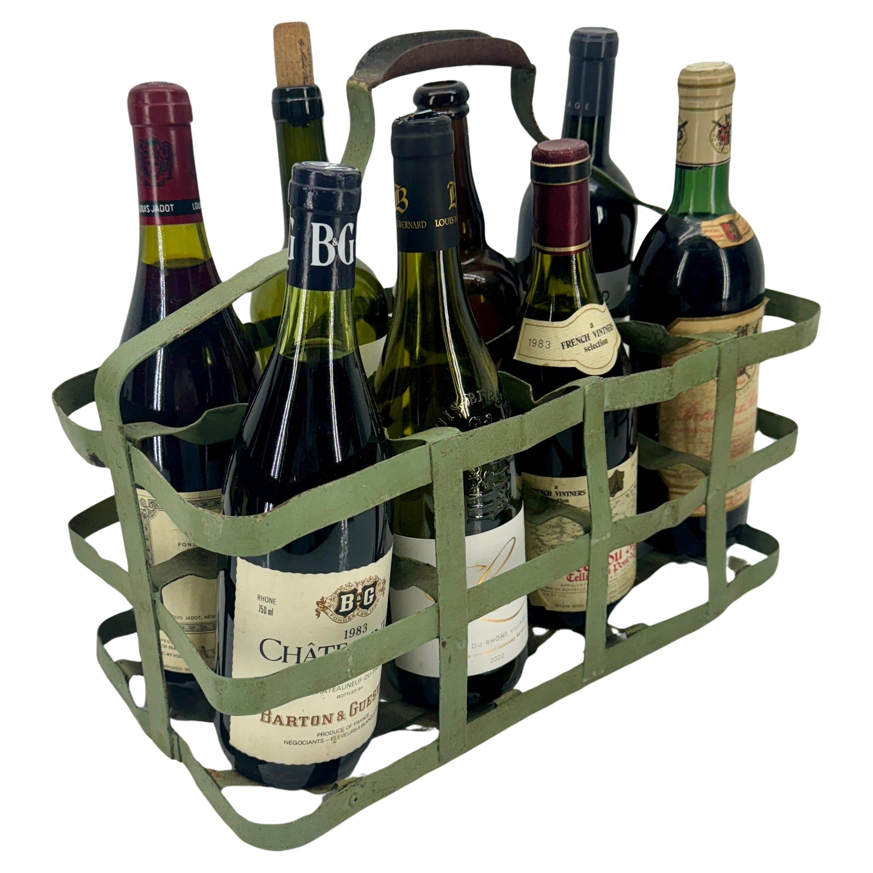 Un encantador botellero de ocho botellas pintado de verde encontrado en el mercadillo de Clignancourt. en Francia. Fabricado en metal, este robusto soporte añadirá un toque francés instantáneo a cualquier interior y puede utilizarse decorativamente