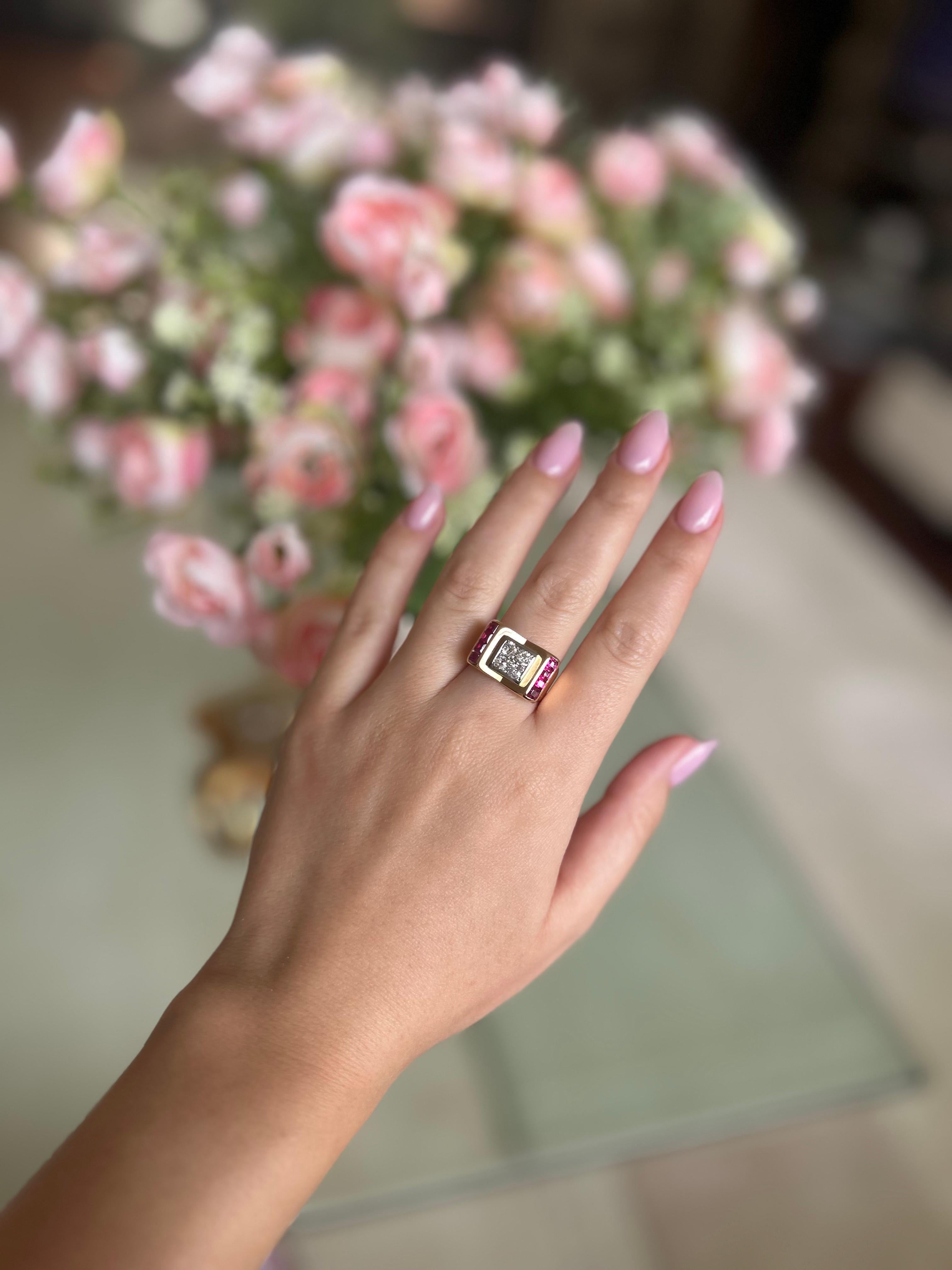 Art déco Bague française du milieu du siècle dernier en or jaune 18 carats de style débardeur avec diamants et rubis en vente