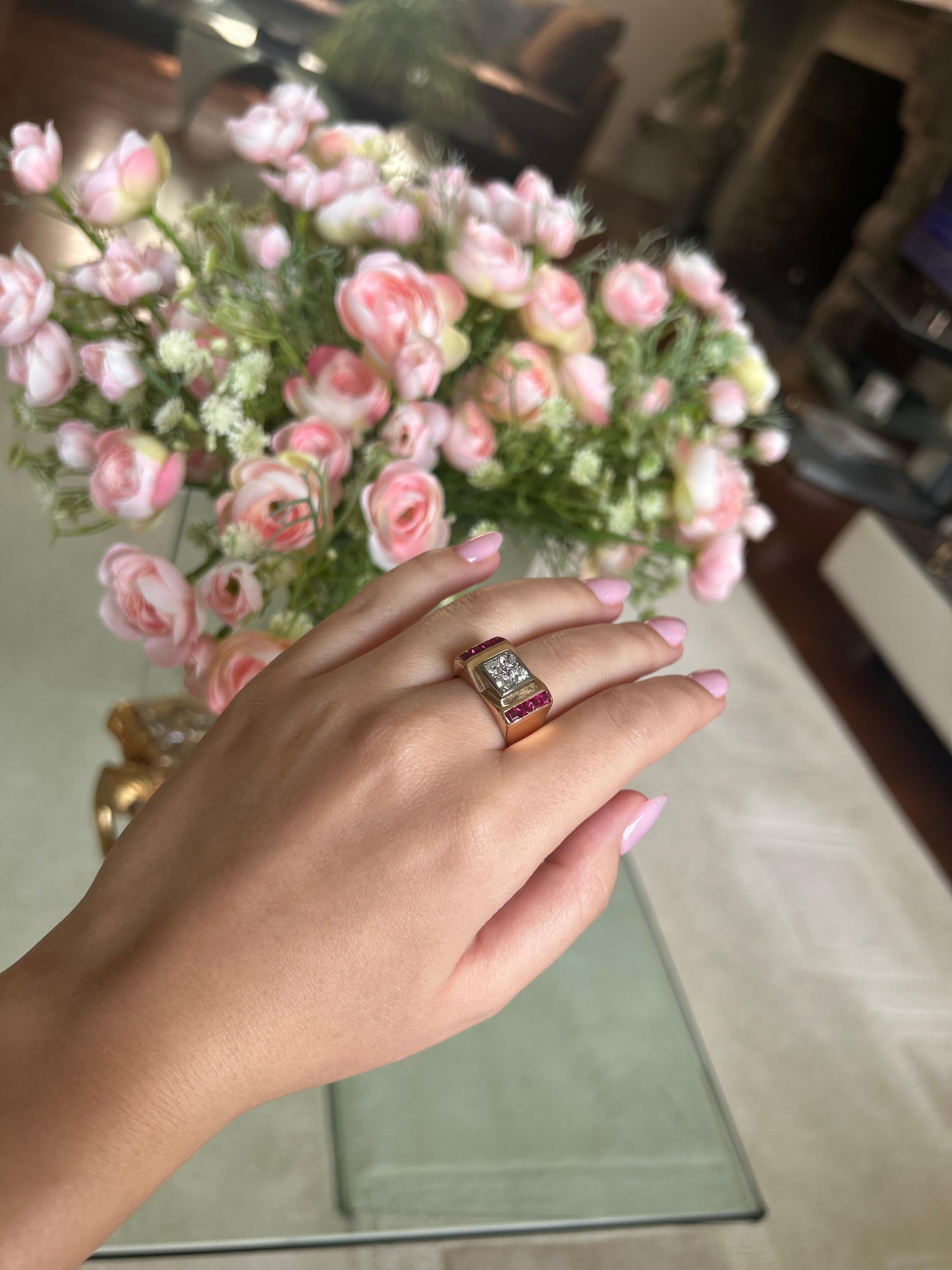 Bague française du milieu du siècle dernier en or jaune 18 carats de style débardeur avec diamants et rubis Pour femmes en vente