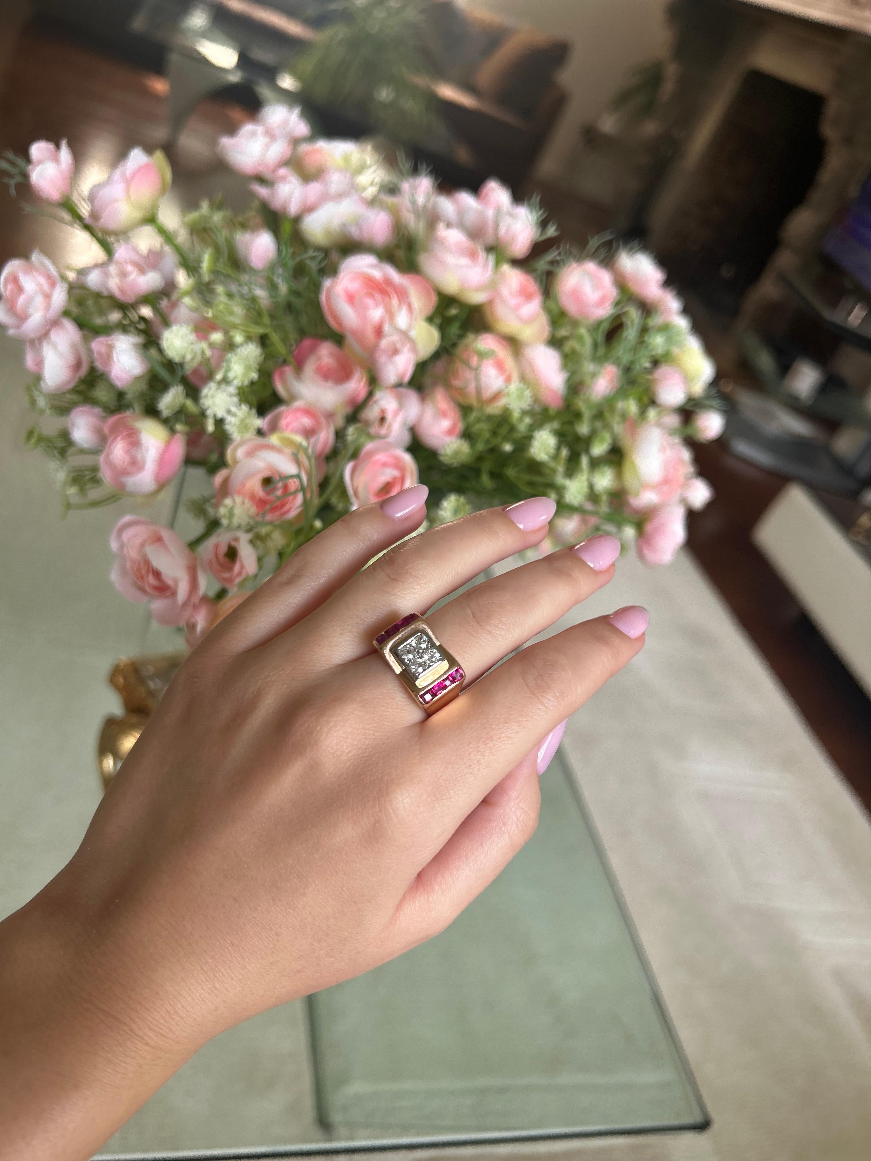 Bague française du milieu du siècle dernier en or jaune 18 carats de style débardeur avec diamants et rubis en vente 2