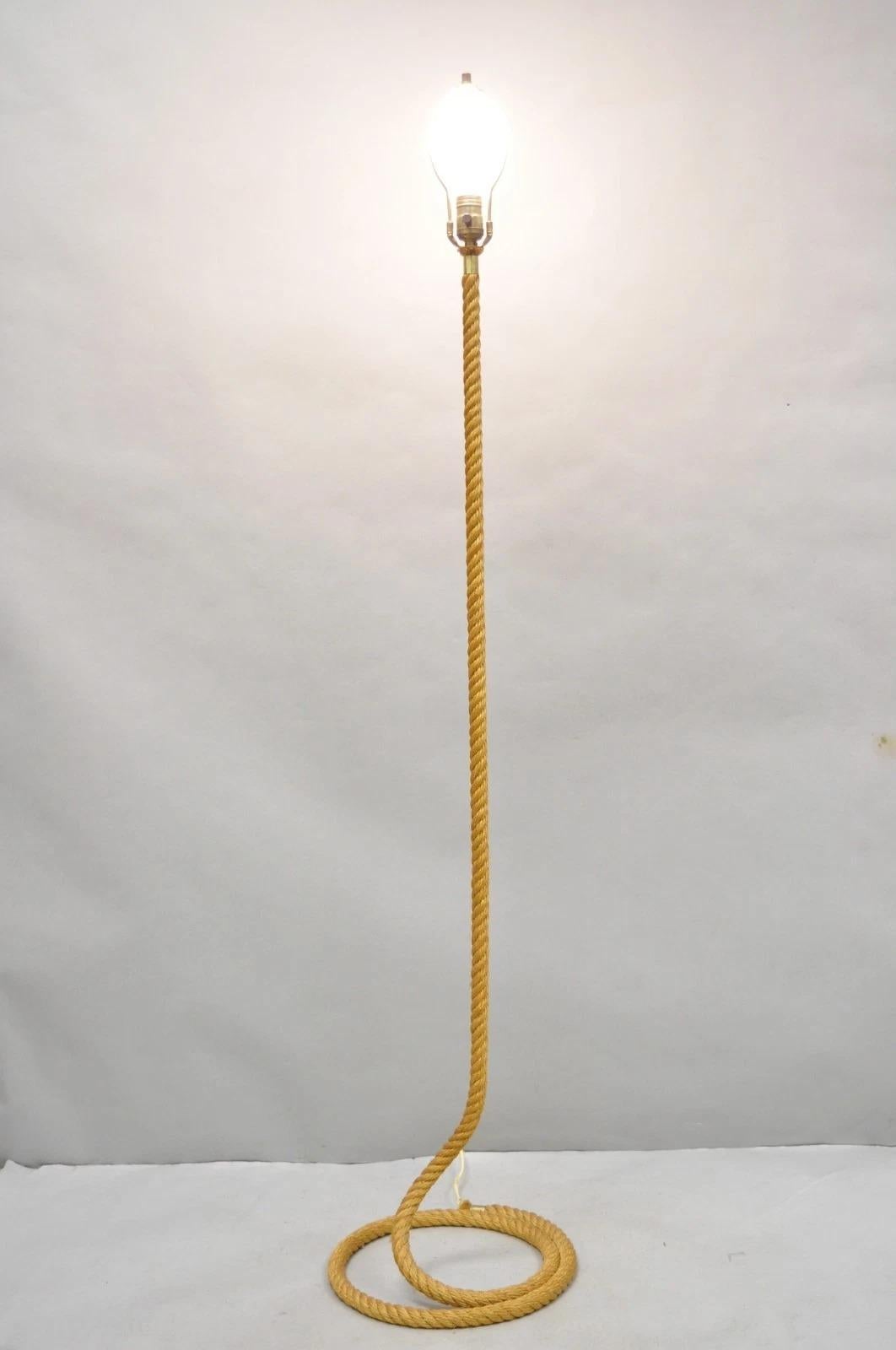 Envíanos un mensaje con tu código postal para solicitar un presupuesto de envío nacional más razonable.

Rarísima lámpara de pie escultórica vintage francesa de mediados del siglo XX, estilo Audoux Minet, de cuerda de lazo enrollada. Mediados del