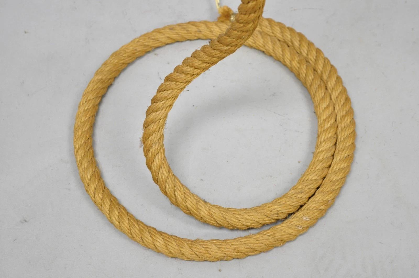 Lámpara de pie vintage francesa de mediados del siglo XX Audoux Minet Style Coil Lasso Rope en Bueno estado para la venta en Philadelphia, PA