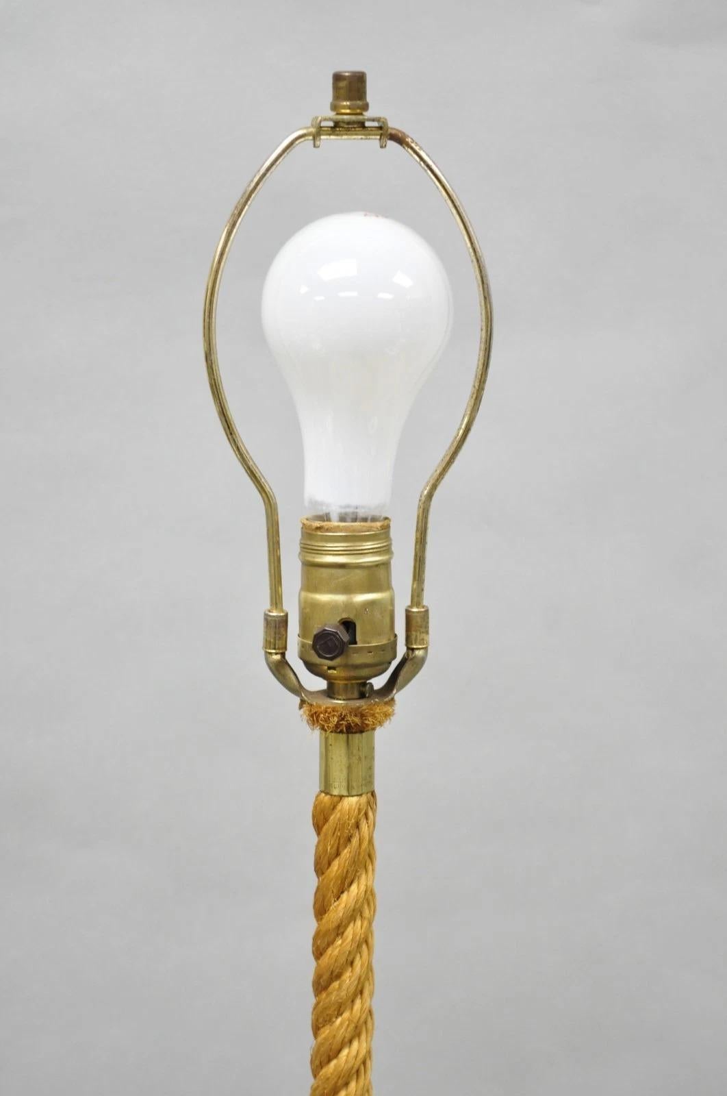 Lámpara de pie vintage francesa de mediados del siglo XX Audoux Minet Style Coil Lasso Rope Metal en venta