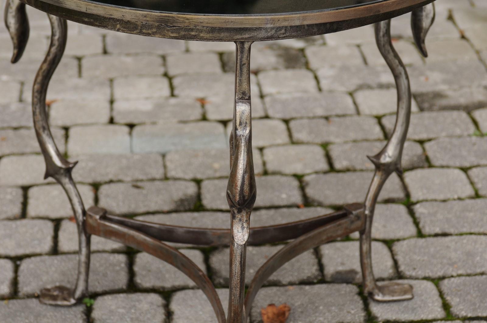 Table ronde française du milieu du siècle dernier en acier avec motifs de cygnes et plateau en miroir en vente 3