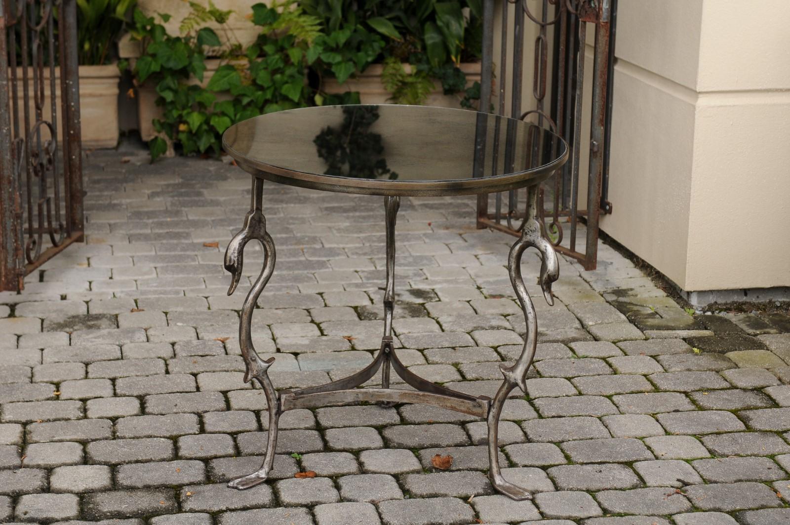 Mid-Century Modern Table ronde française du milieu du siècle dernier en acier avec motifs de cygnes et plateau en miroir en vente