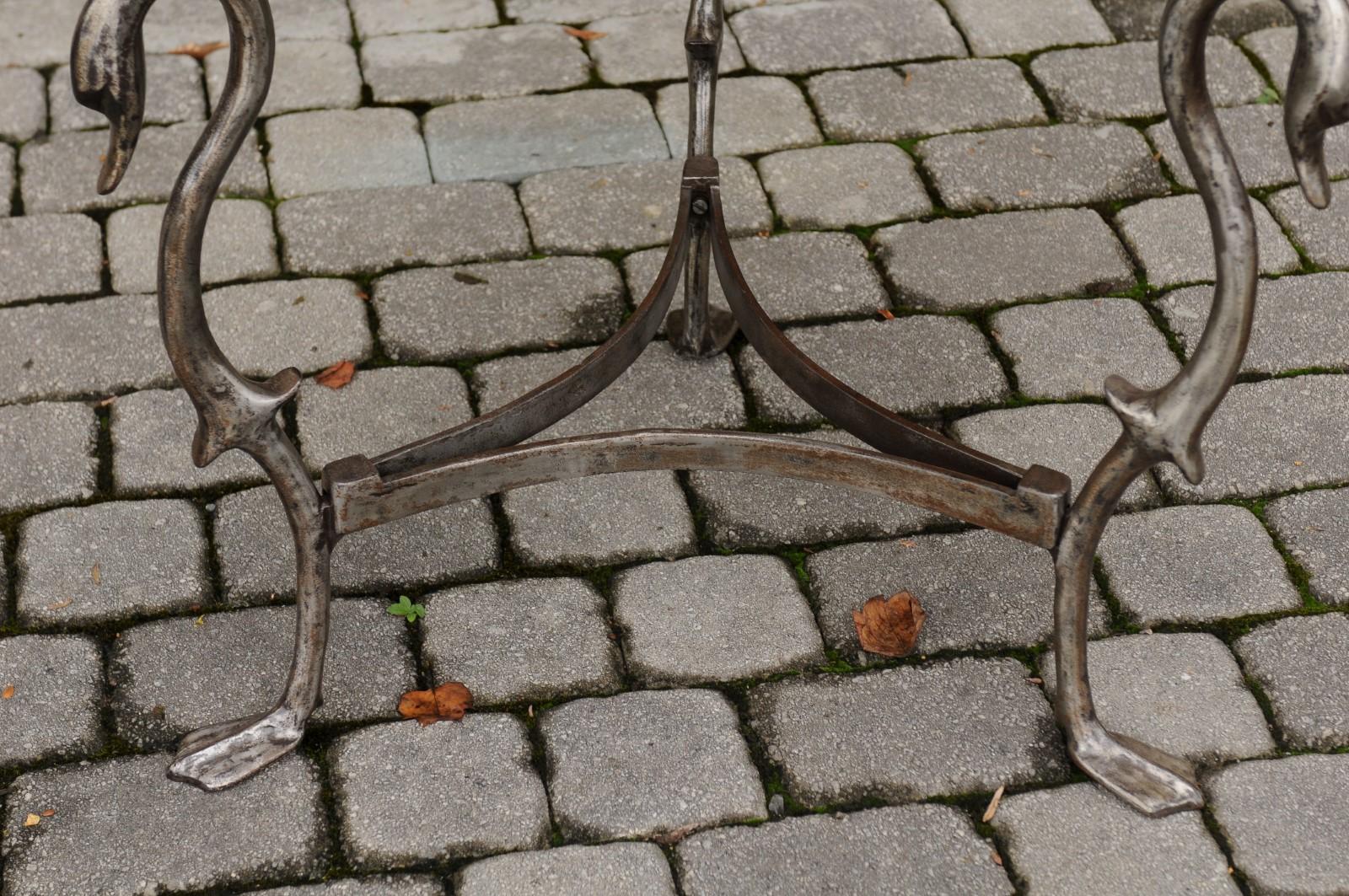 Français Table ronde française du milieu du siècle dernier en acier avec motifs de cygnes et plateau en miroir en vente