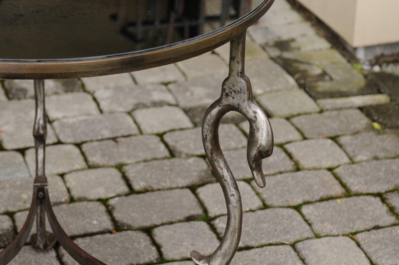 20ième siècle Table ronde française du milieu du siècle dernier en acier avec motifs de cygnes et plateau en miroir en vente