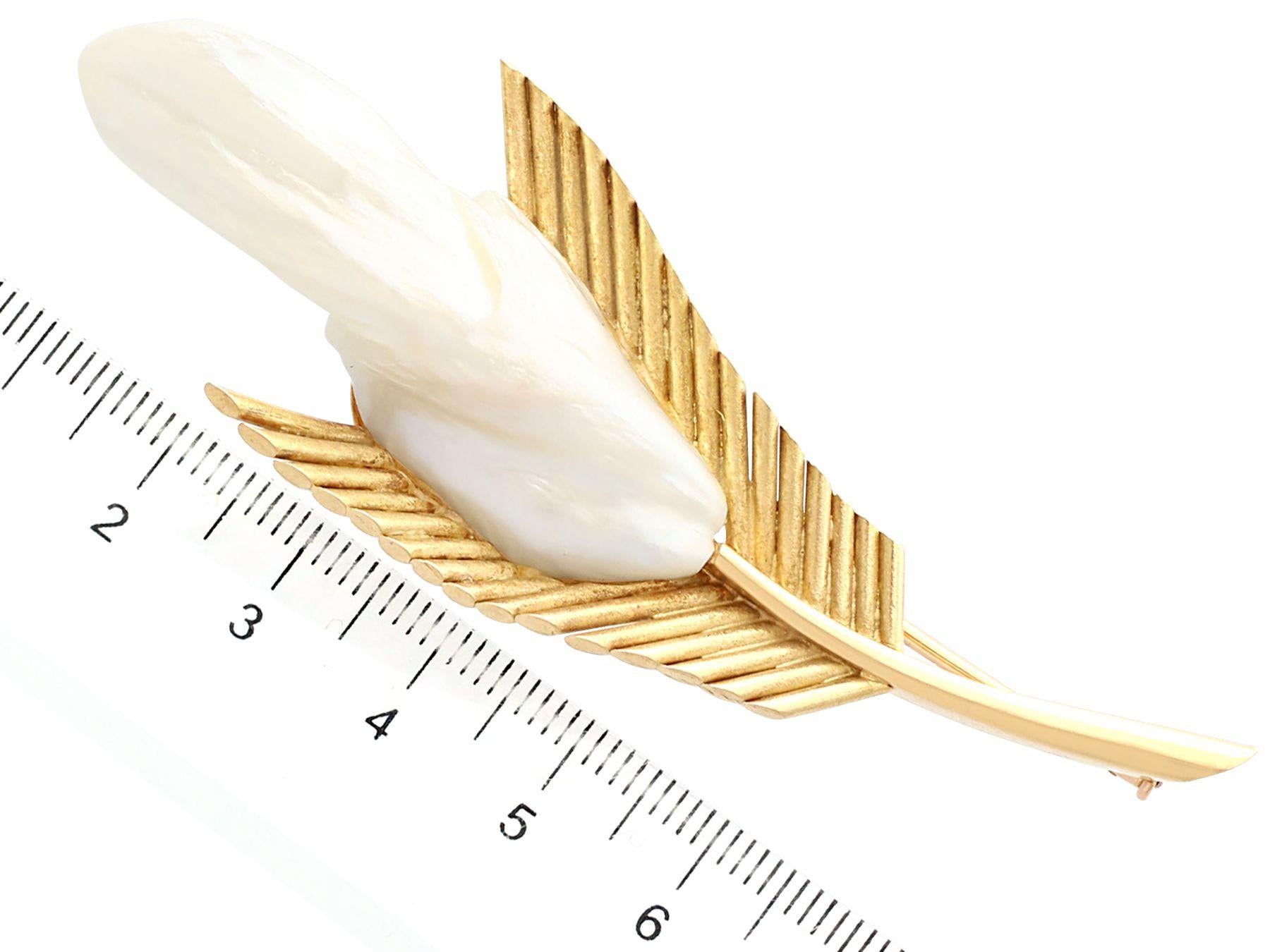 Vintage French Mississippi River Pearl Yellow Gold Feather Brooch, 1950 In Excellent Condition For Sale In Jesmond, Newcastle Upon Tyne