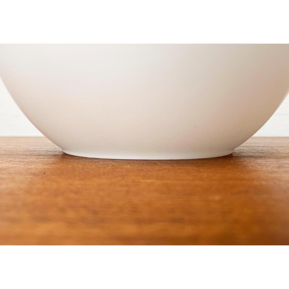 Lampada da tavolo del produttore francese SCE.

L'elegante diffusore in vetro ha la forma di un semplice uovo. Oltre alla funzione di sorgente luminosa funzionale, questa lampada è un oggetto luminoso di grande impatto. La lampada è dotata di un
