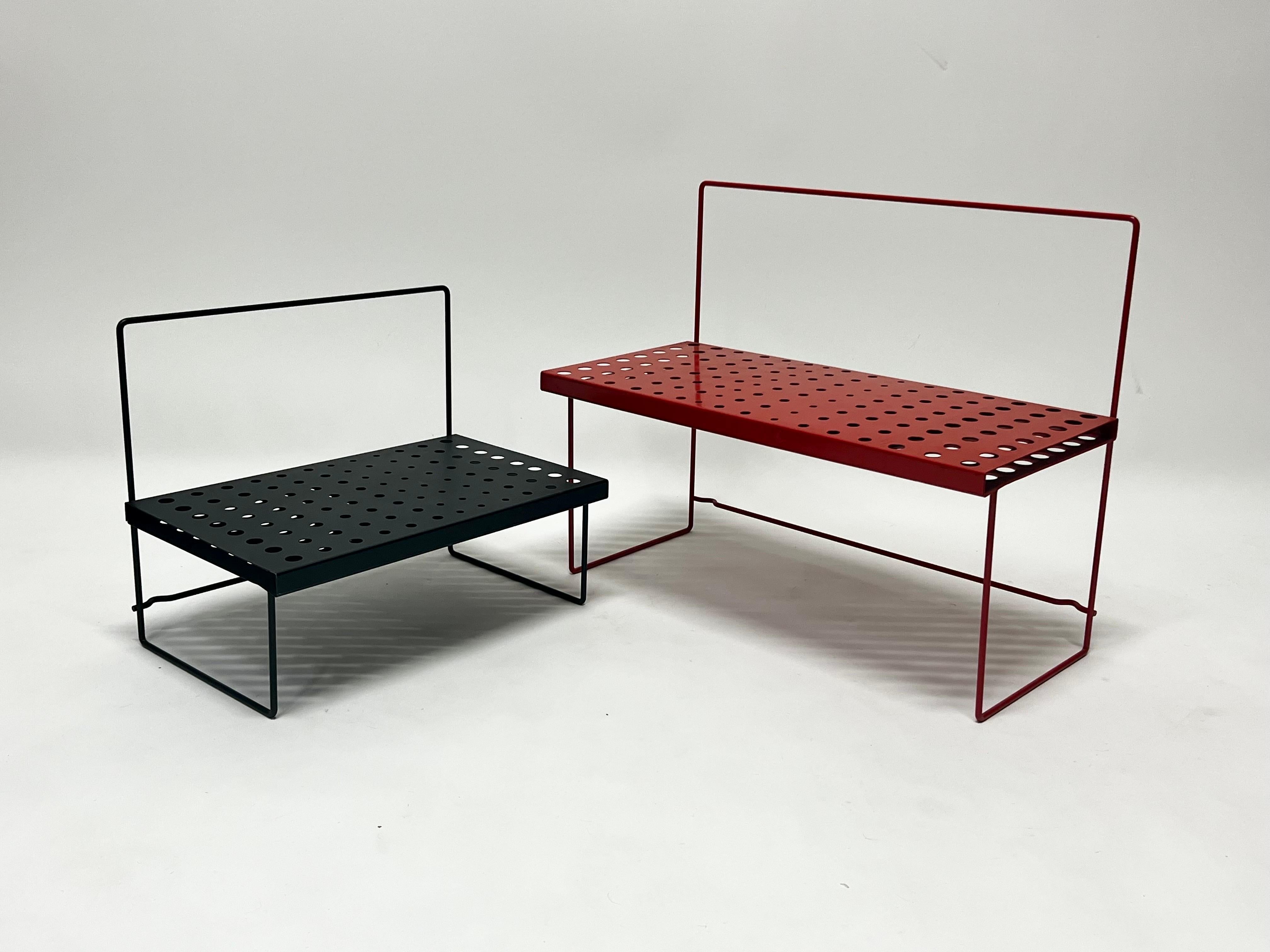 Schönes Paar rote und schwarze niedrige Tische aus perforiertem Metall im Vintage-Stil, die sich perfekt zum Abstellen von Pflanzen oder anderen Dekorationsgegenständen eignen. Wunderschönes Design. 


Maße: Klein 17,25