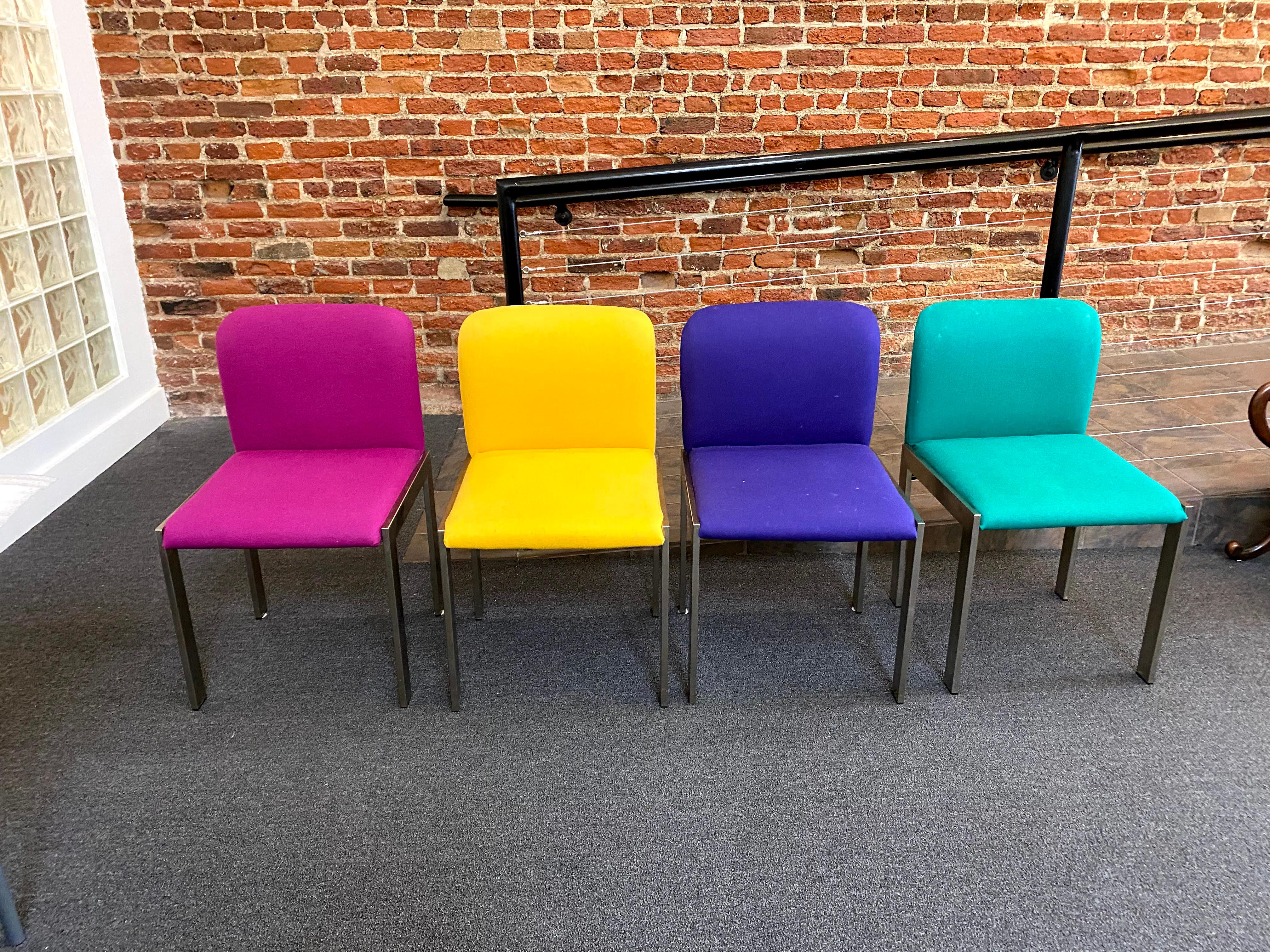 Eine Gruppe von vier neonfarbenen gepolsterten modernen französischen Beistellstühlen, Mitte des 20. Jeder Stuhl trägt die Aufschrift Made in France. (Ähnlich wie die Stühle im Stil von Pierre Paulin.)

Abmessungen
32