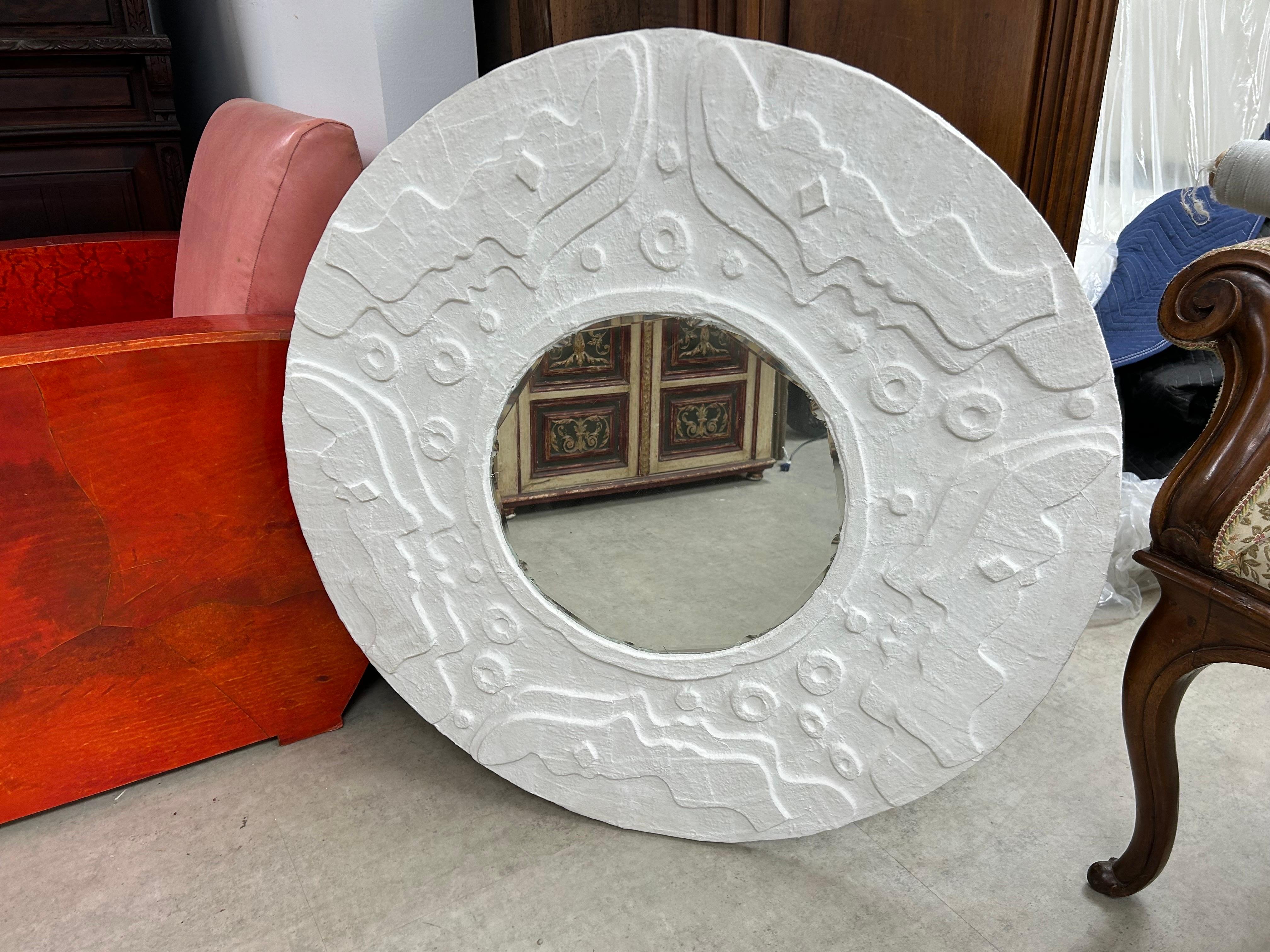 Miroir biseauté en plâtre, Vintage French Modern.
Notre superbe miroir en plâtre organique moderne français du 20e siècle présente un fantastique design géométrique avec un miroir biseauté festonné. 
Un miroir hors du commun !