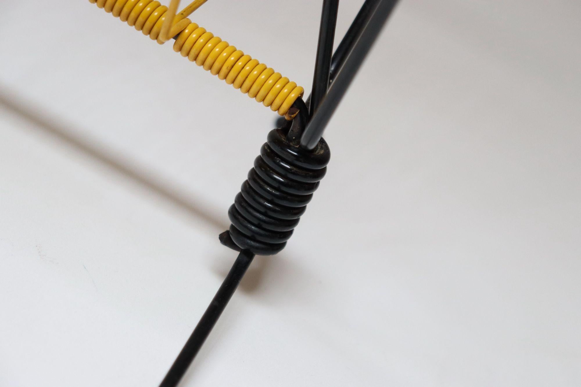 Porte-revues en fil métallique jaune et noir, Vintage French Modern en vente 3