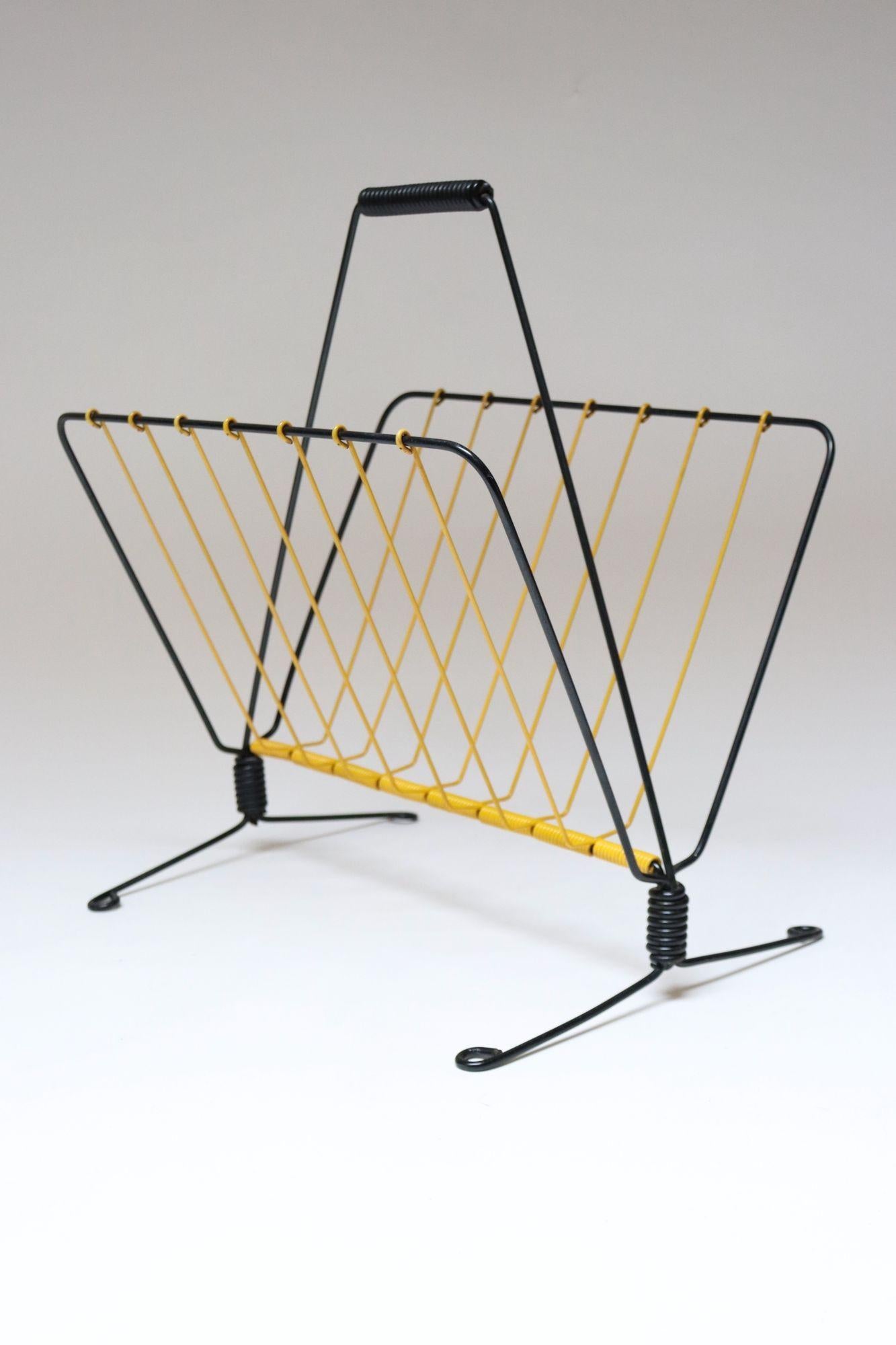 Français Porte-revues en fil métallique jaune et noir, Vintage French Modern en vente
