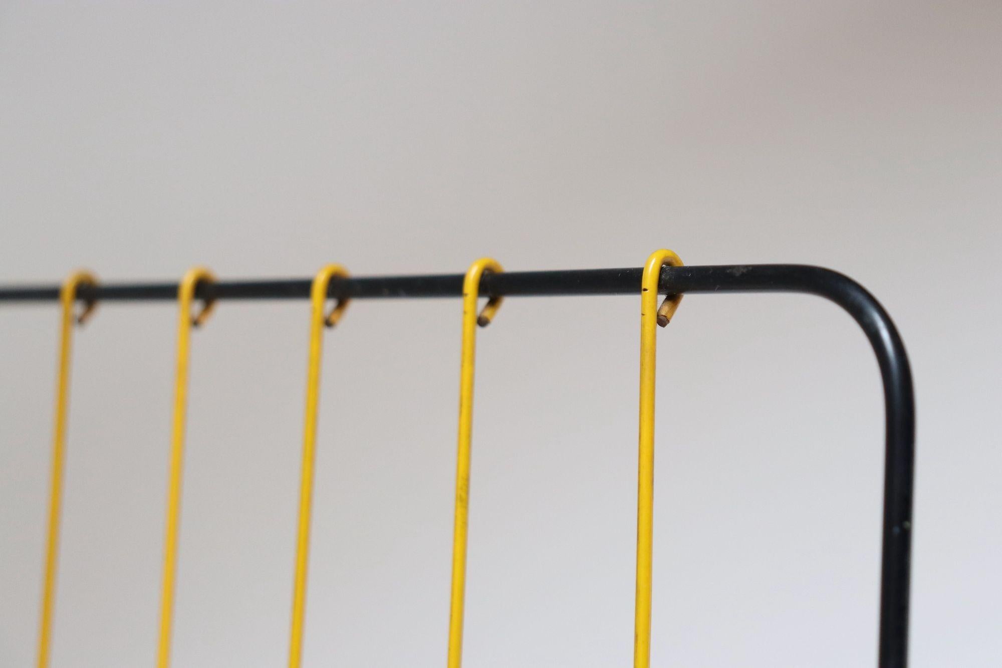 Métal Porte-revues en fil métallique jaune et noir, Vintage French Modern en vente