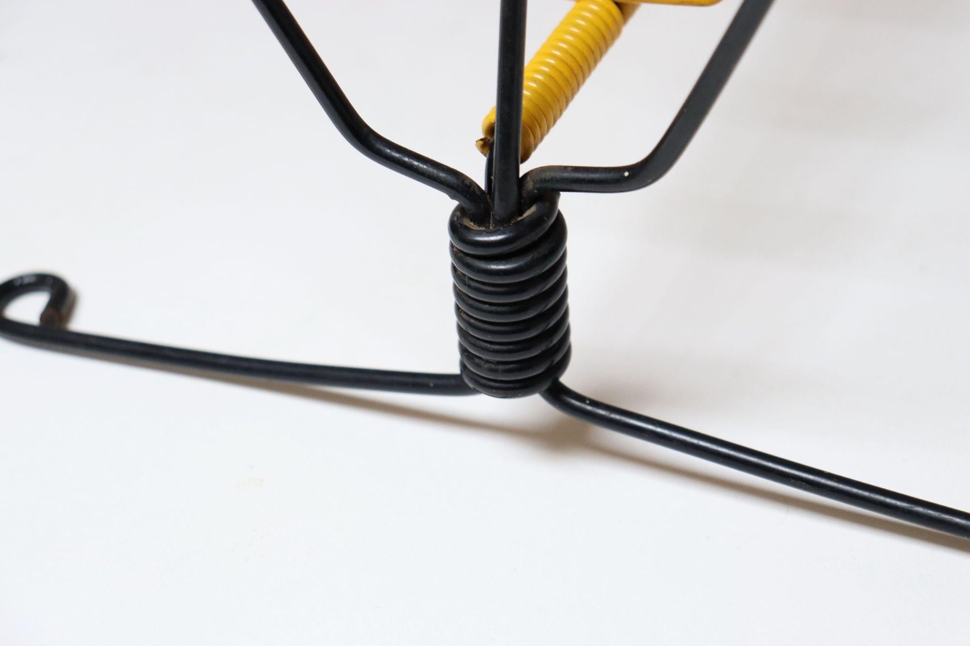 Porte-revues en fil métallique jaune et noir, Vintage French Modern en vente 1