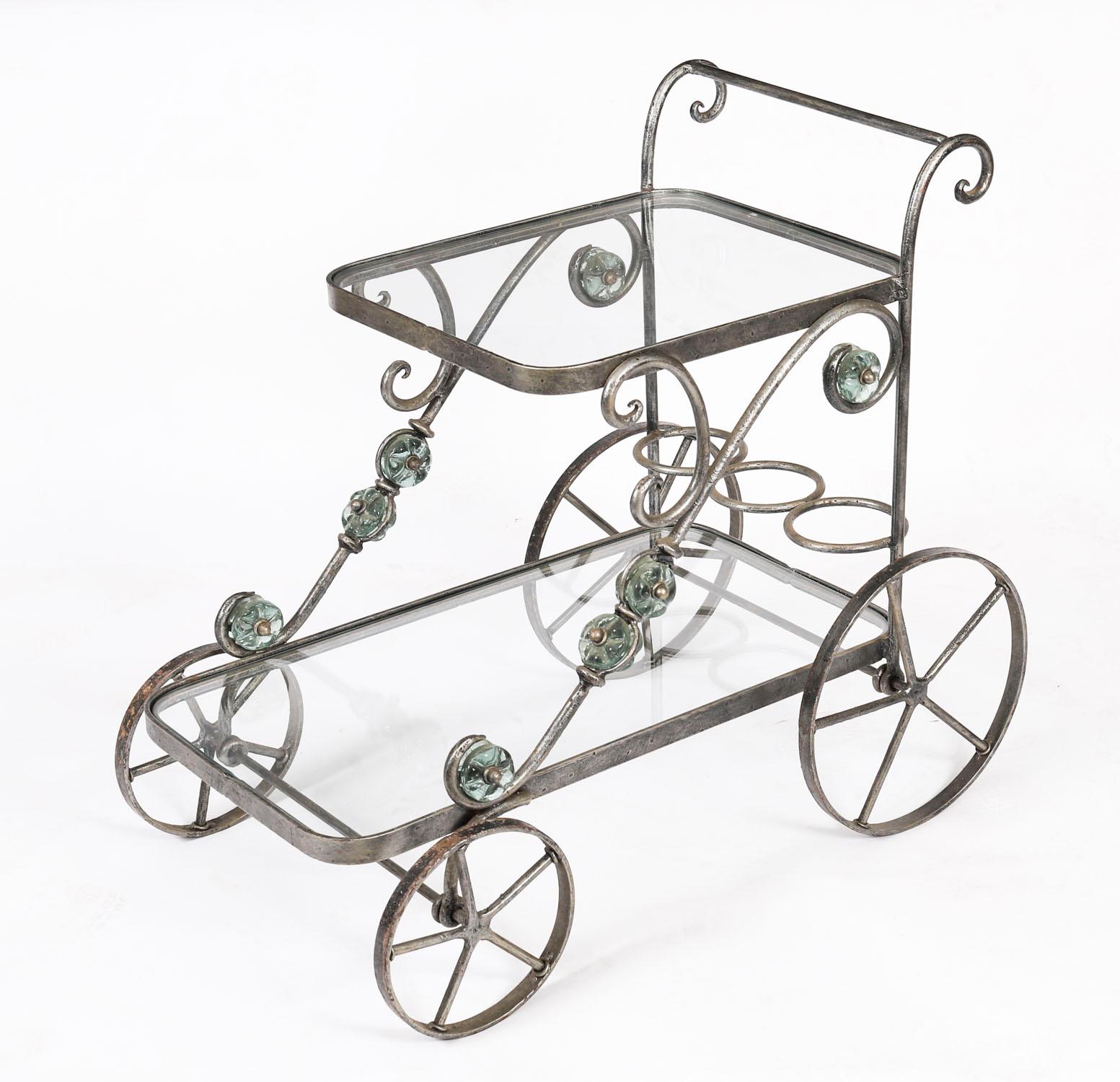 Dies ist ein auffälliger zweistöckiger Getränkewagen aus silbervergoldetem Metall im Stil der französischen Moderne, datiert um 1950.
 
Der wunderschön gefertigte Wagen hat eine rechteckige Form mit gedrehten Griffen und einem 