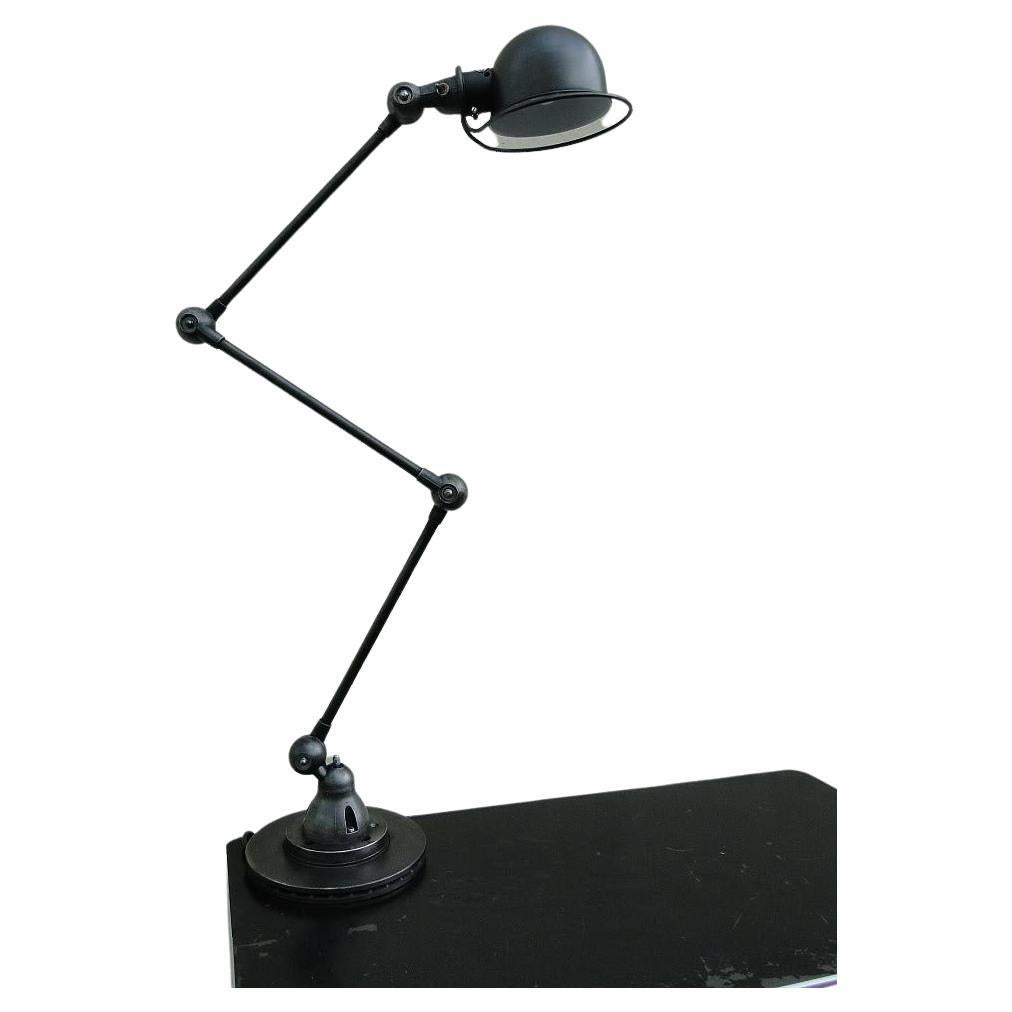 3 arms Jielde lamp graphite reading lamp - French industrial lamp

Designed by Jean-Louis Domecq in the early 1950s

Original Jielde lamp, professionally restored in our workshop

The inside of the shade is coated with heat-resistant
