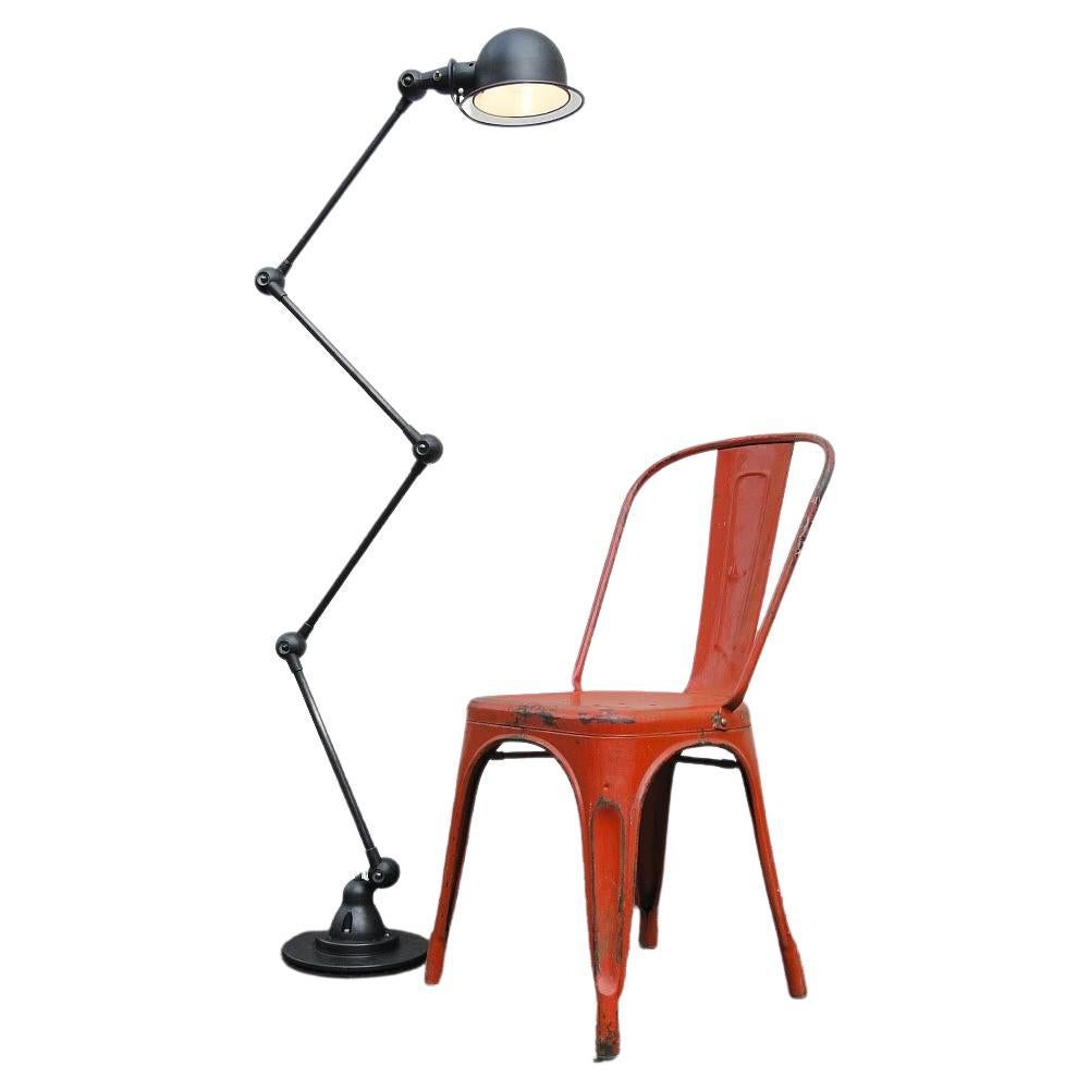 4 arms Jielde lamp graphite - reading lamp - French industrial lamp

Designed by Jean-Louis Domecq in the early 1950s

Original Jielde lamp, professionally restored in our workshop

The inside of the shade is coated with heat-resistant paint

The