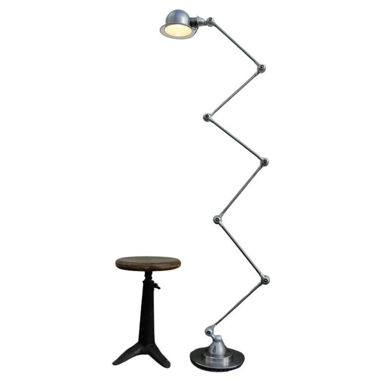 6-arms Jielde lamp brushed- reading lamp - French industrial lamp

Designed by Jean-Louis Domecq in the early 1950s

Original Jielde lamp, professionally restored in our workshop

The inside of the shade is coated with heat-resistant