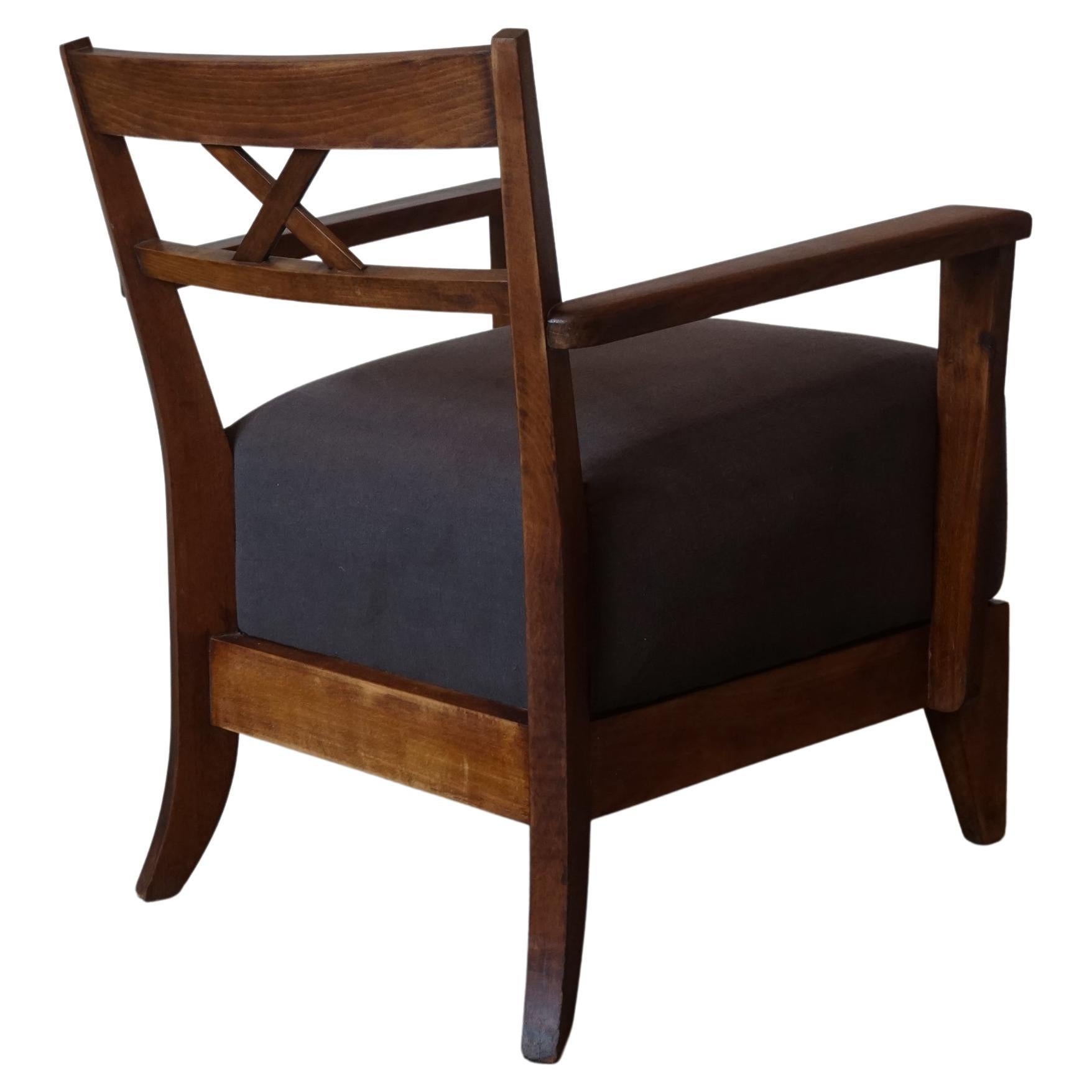 Coppia di poltrone moderniste provenienti dalla Francia, circa 1940. 

Realizzato in legno di Oak e appena rivestito in un pesante lino belga marrone scuro. Presenta uno schienale a croisillon. 


