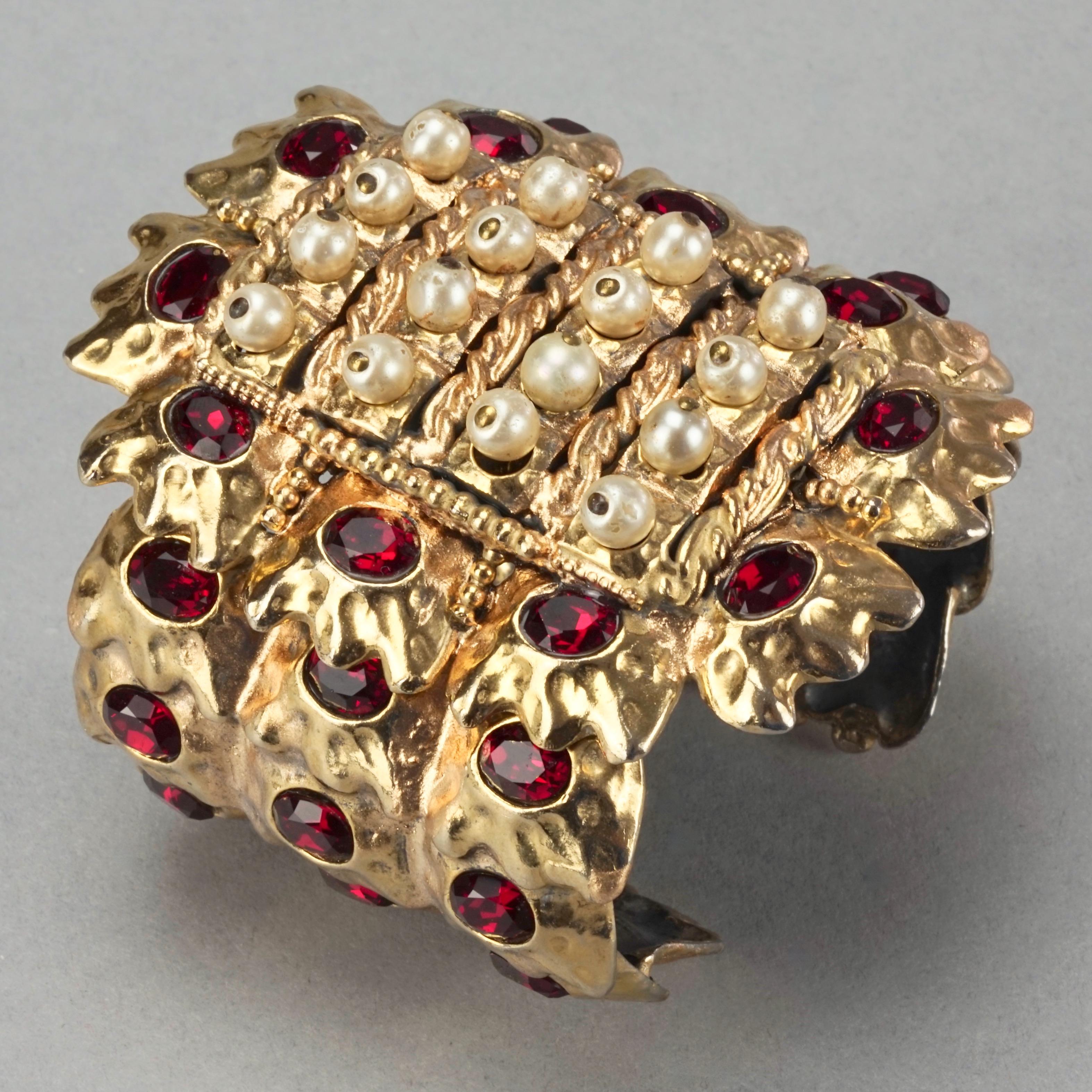 Vintage French Mogul Ruby Pearl Hammered Cuff Bracelet

Measurements:
Height: 3.22 inches (8.2 cm)
Inner Circumference: 6.92 inches (17.6 cm) opening included, slightly adjustable

Features:
- French hammered cuff bracelet embellished with ruby