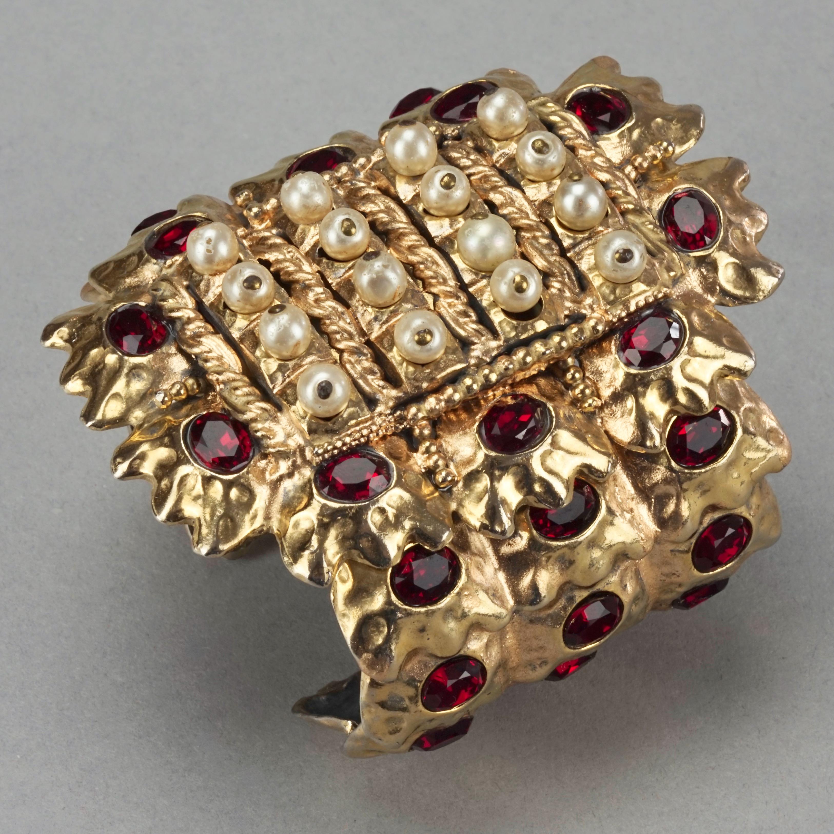 Vintage French Mogul Ruby Pearl Hammered Cuff Bracelet In Good Condition In Kingersheim, Alsace